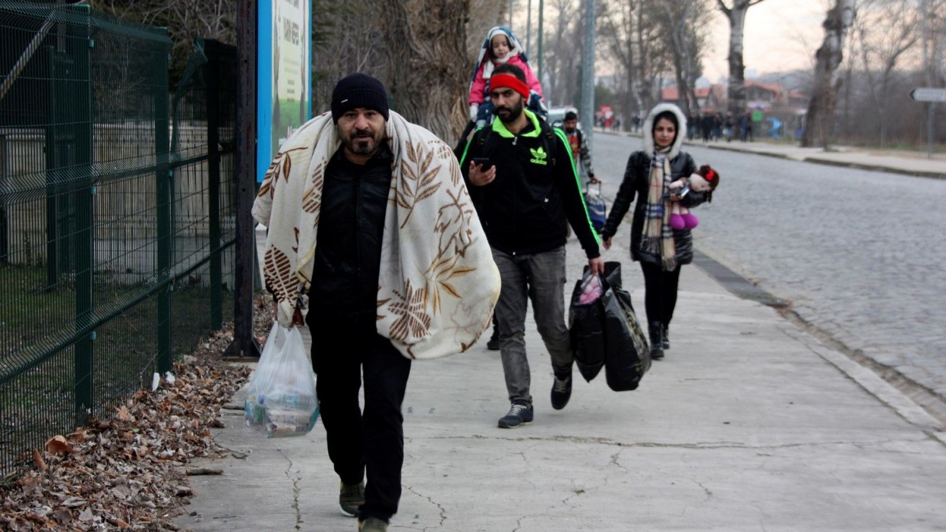 Към България все още нямаме и се надяваме че няма