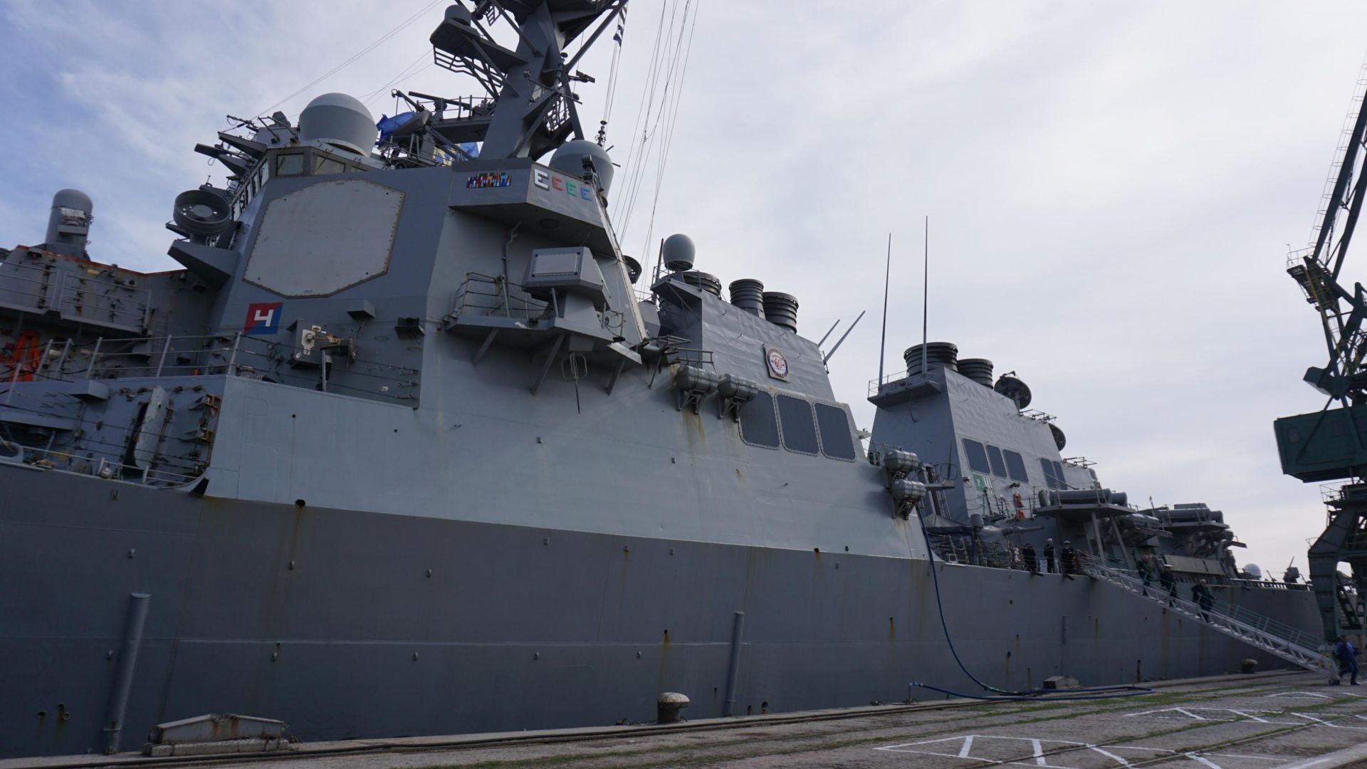 Ескадреният миноносец на американските военноморски сили USS Ross DDG 71 акостира