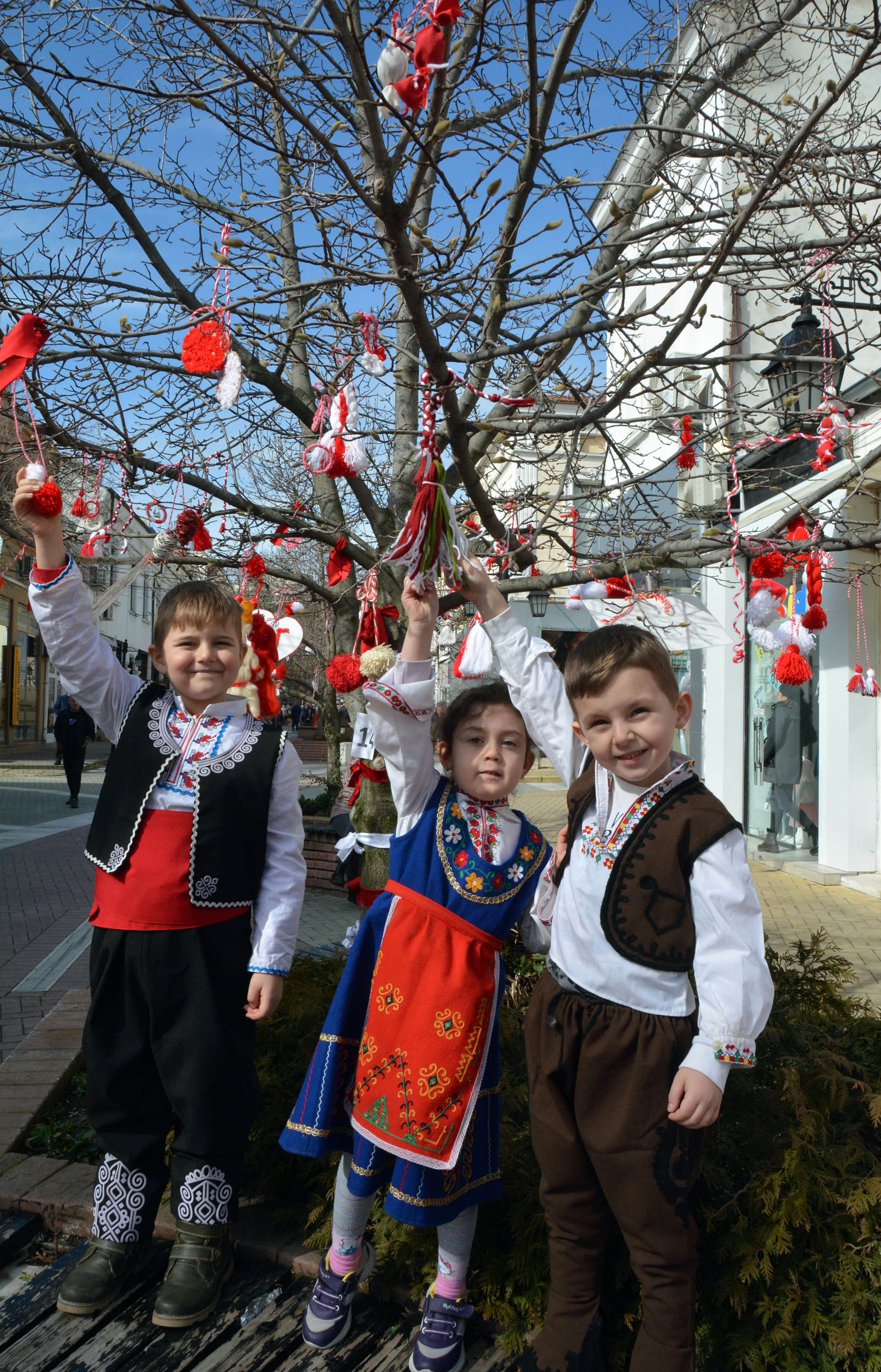 Дърветата в централната част на Хасково бяха украсени в бяло и червено в кампанията "Украси дърво за първи март" 