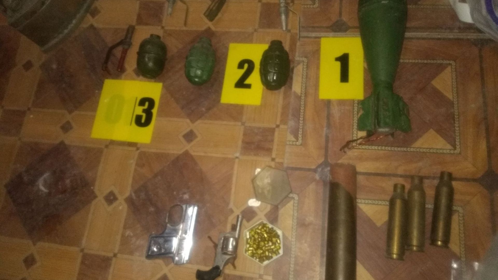 Служители на полицията откриха боен арсенал във вилна постройка разположена