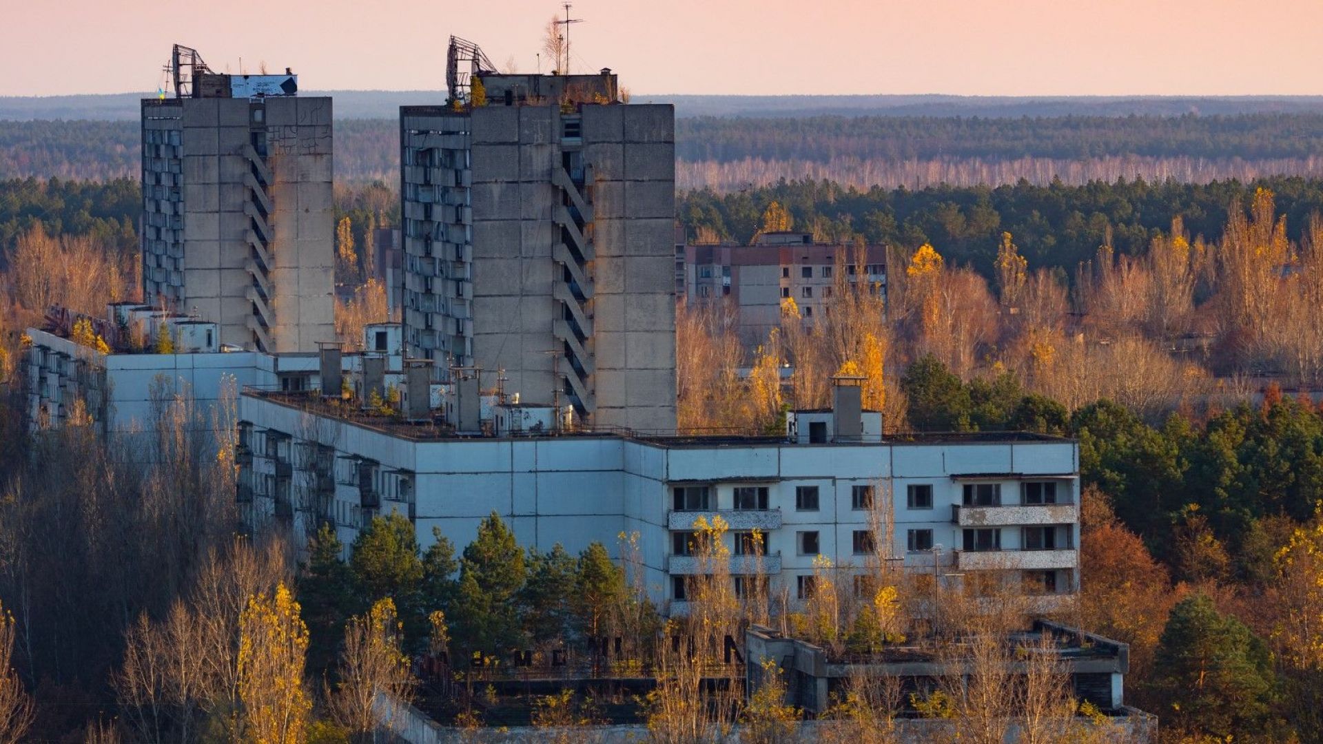Пост апокалиптични пейзажи изоставени сгради застинали назад във времето местности мрачни
