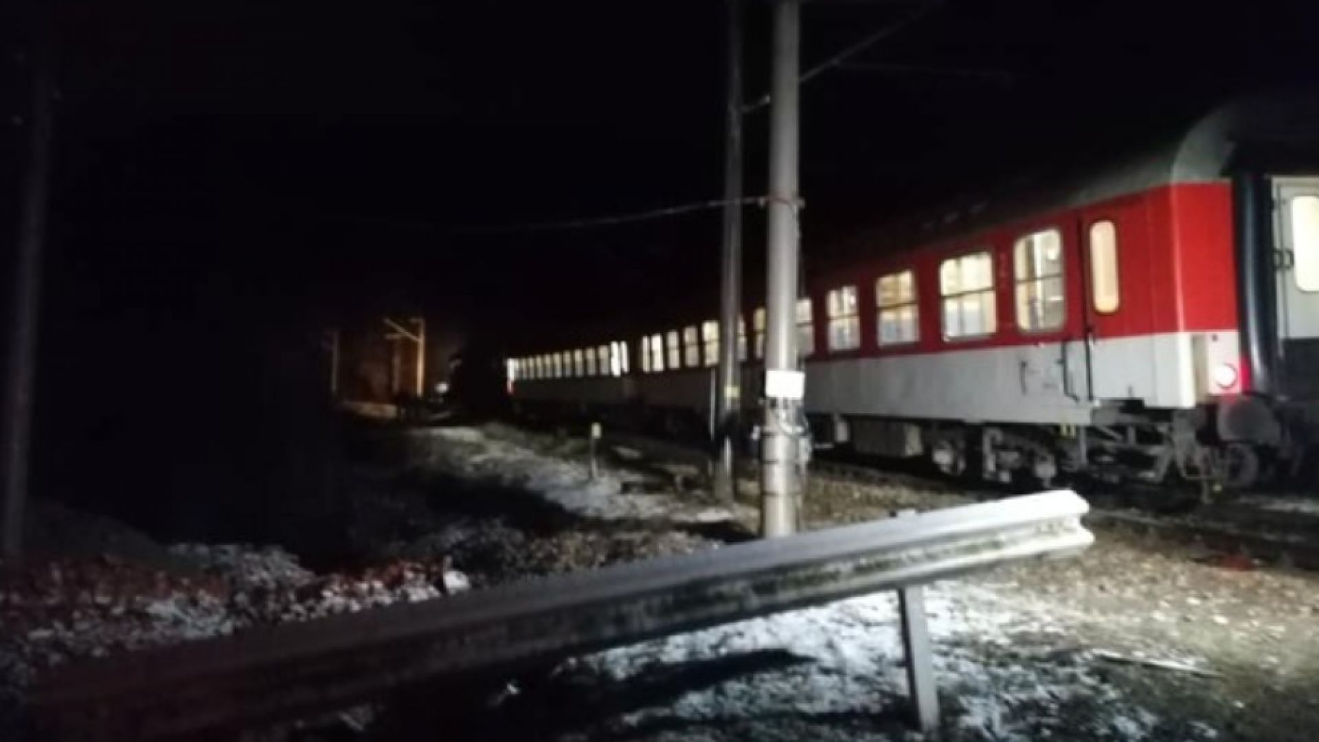 Влак блъсна кола на прелез, загина жена