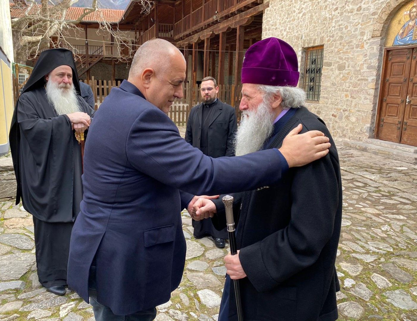 Бойко Борисов посети днес Бачковския манастир, където се срещна с патриарх Максим (вдясно). Вляво от тях е Негово Преосвещенство Величкия епископ Сионий