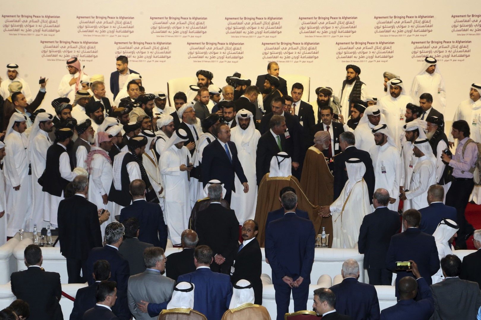 Официалните гости напускат мястото на срещата в Доха, Катар, по време на която бе подписан мирният договор между САЩ и талибаните
