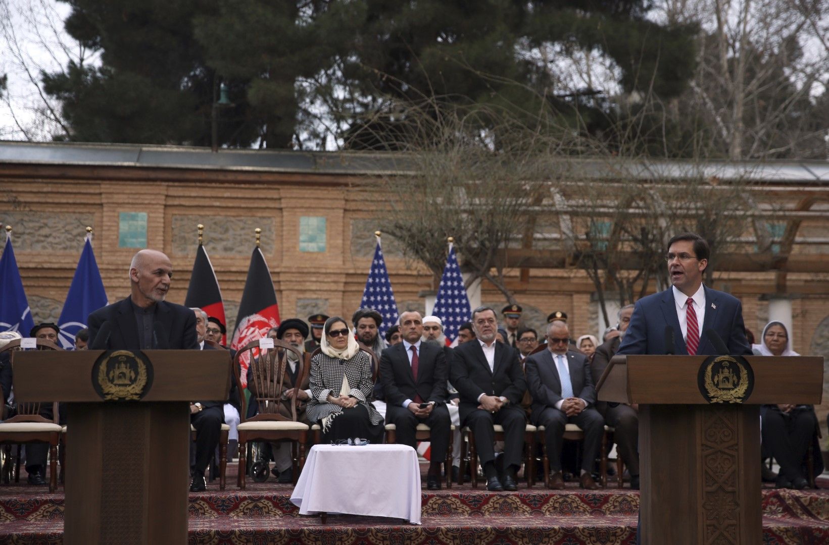 Афганистанският президент Ашраф Гани и министърът на отбраната на САЩ Марк Еспър говорят на пресконференция в Кабул, след като в Доха бе подписан мирният договор между САЩ и талибаните
