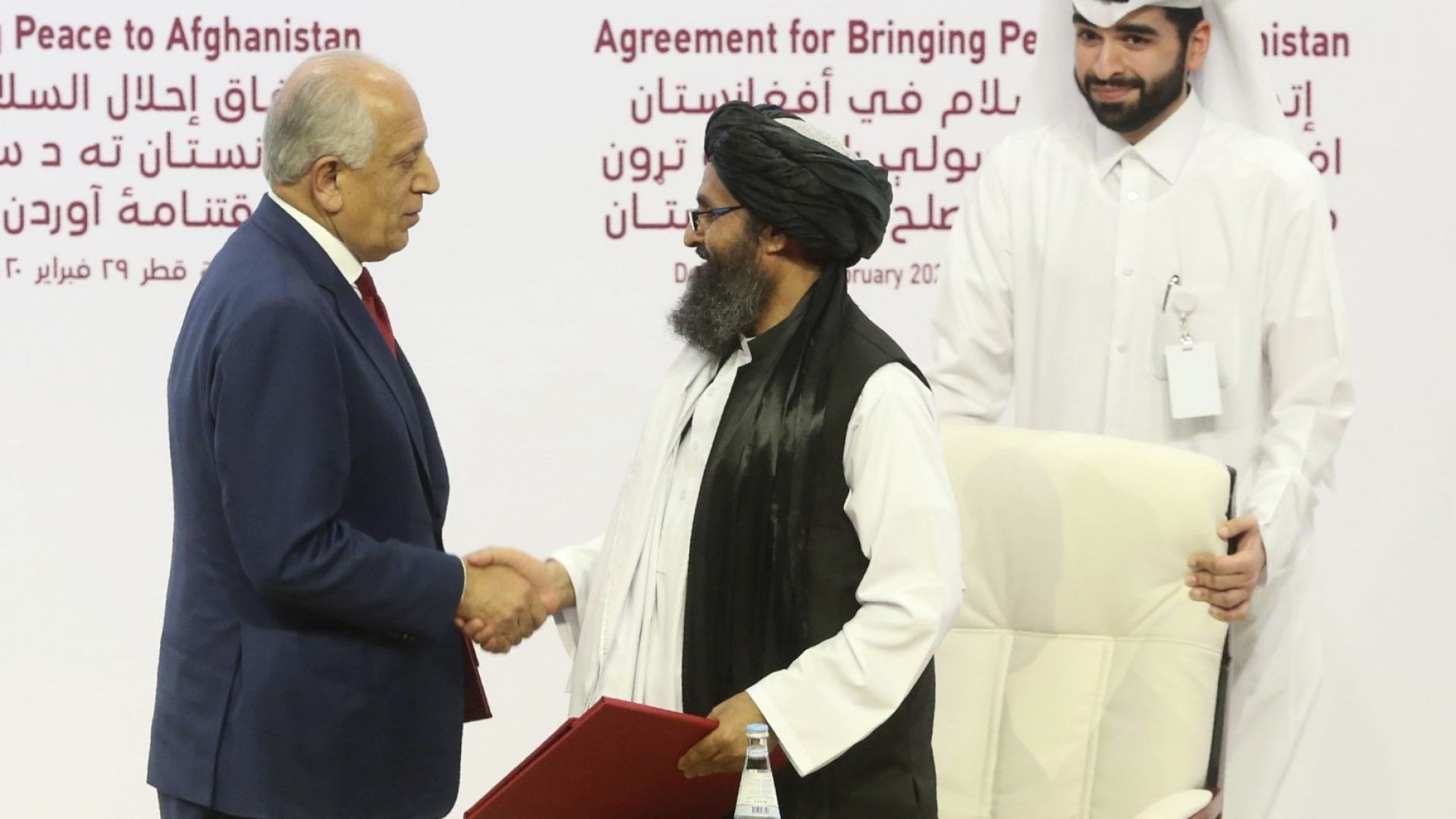 Американският дипломат Залмей Халилзад подписва споразумение с лидера на талибаните Абдул Гани Барадар