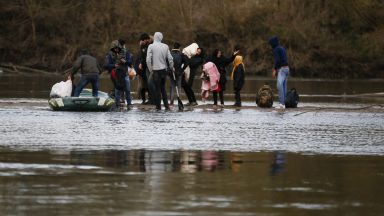 Жена бе застреляна в лодка с бежанци в река Марица