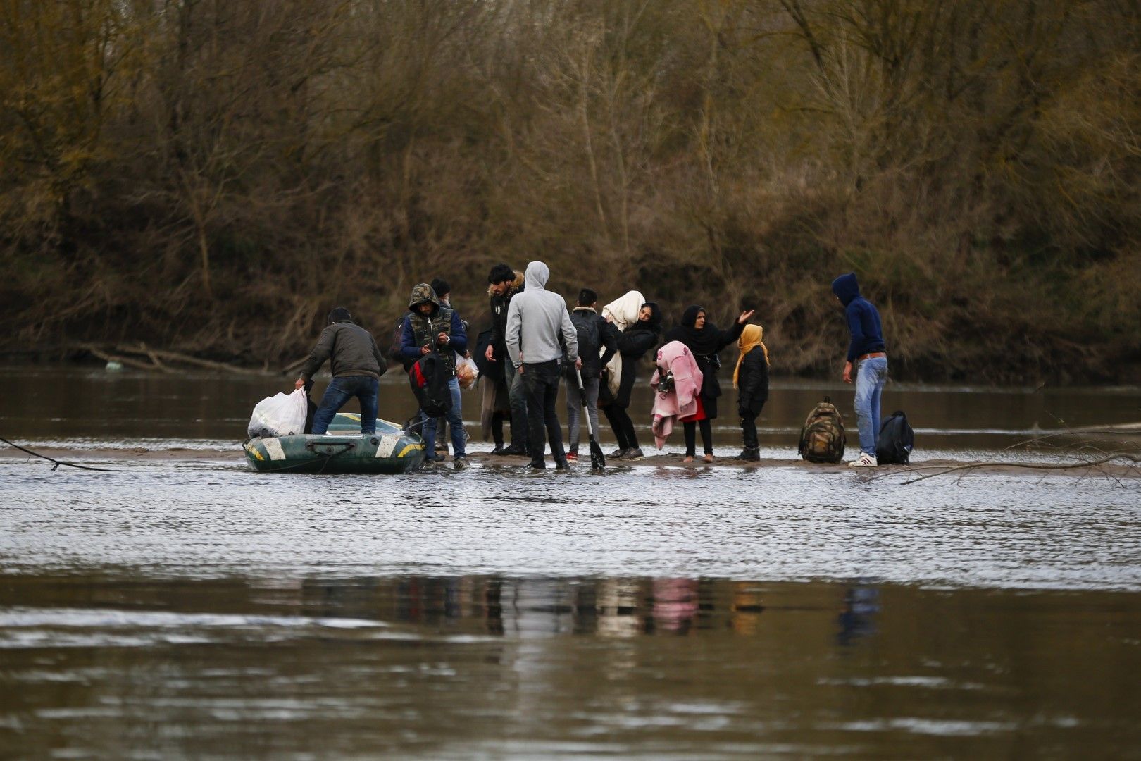 Мигранти се опитват да влязат от Турция в Гърция, прекосявайки река Марица, 29 февруари
