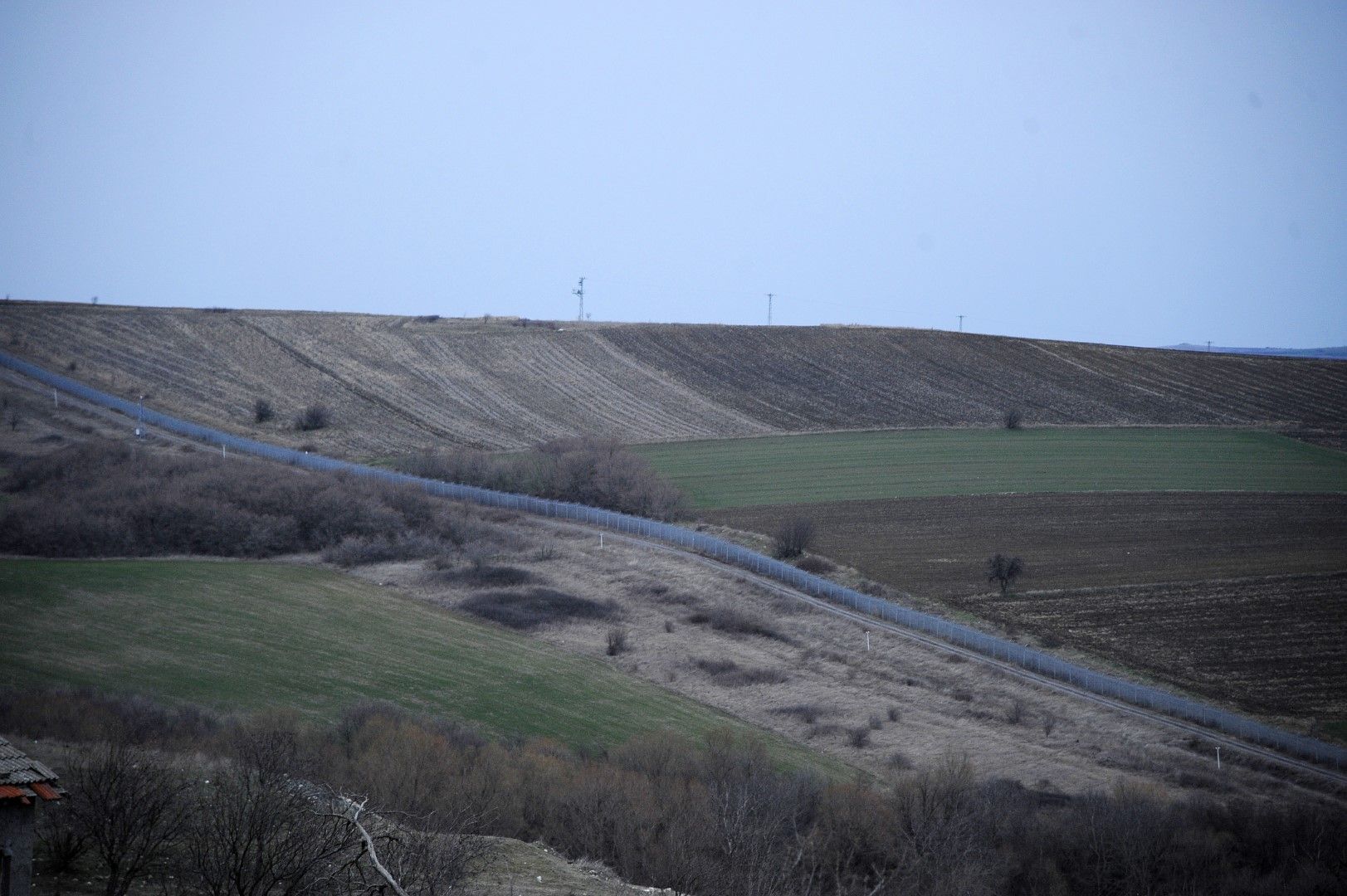 На снимката се вижда телената ограда от село Щит, недалеч от границата с Турция, 29 февруари