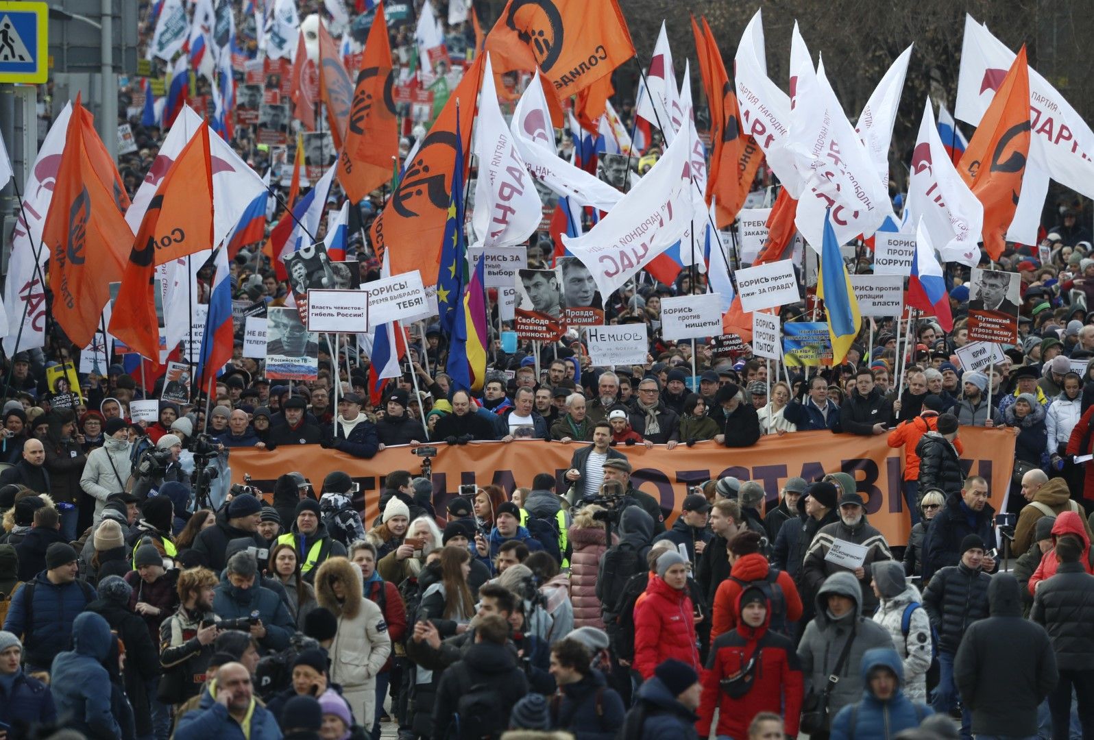 Хиляди демонстранти се събраха в Москва, за да отбележат годишнината от смъртта на Борис Немцов и с искане Путин да се оттегли от властта