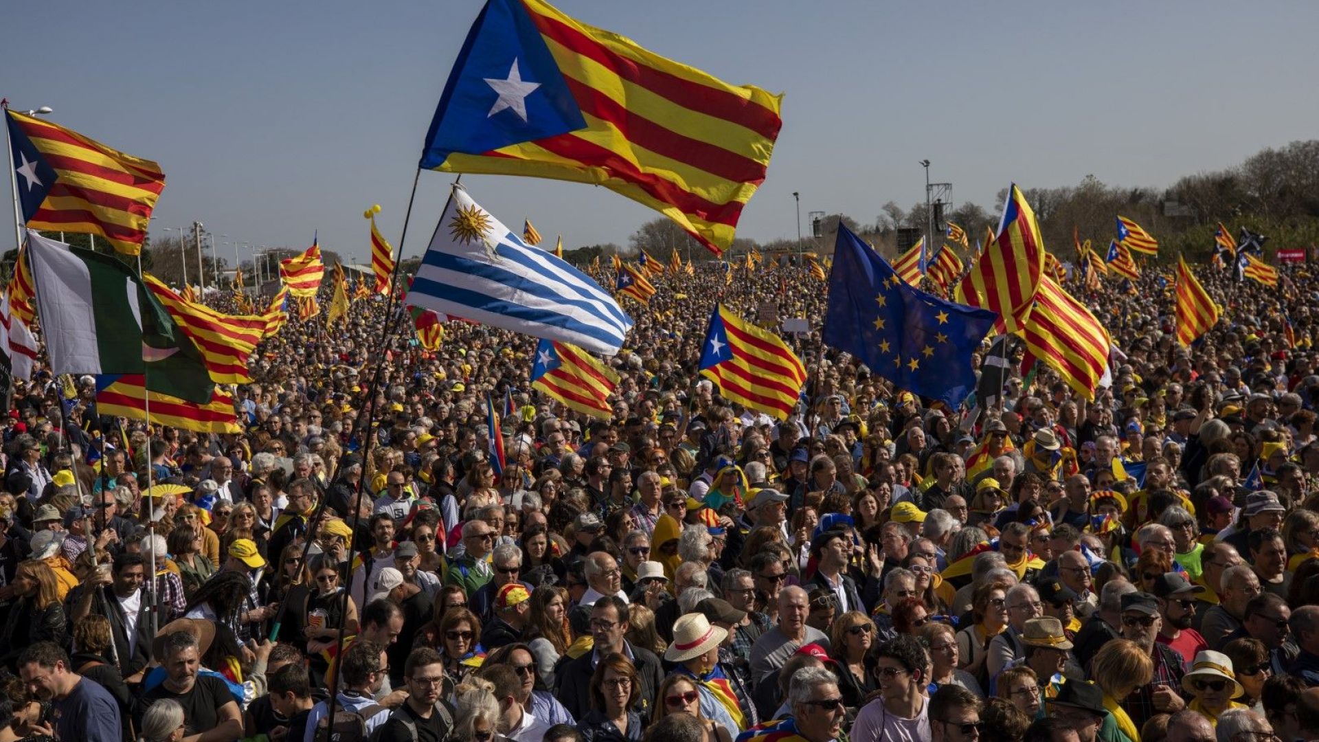 Десетки хиляди каталунски сепаратисти искащи регионът да получи независимост от