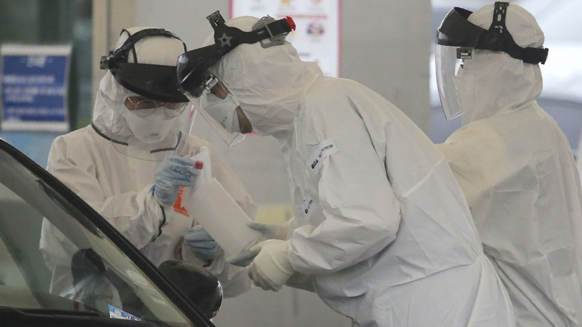 Светли лъчи на надежда в борбата с коронавируса продължават да