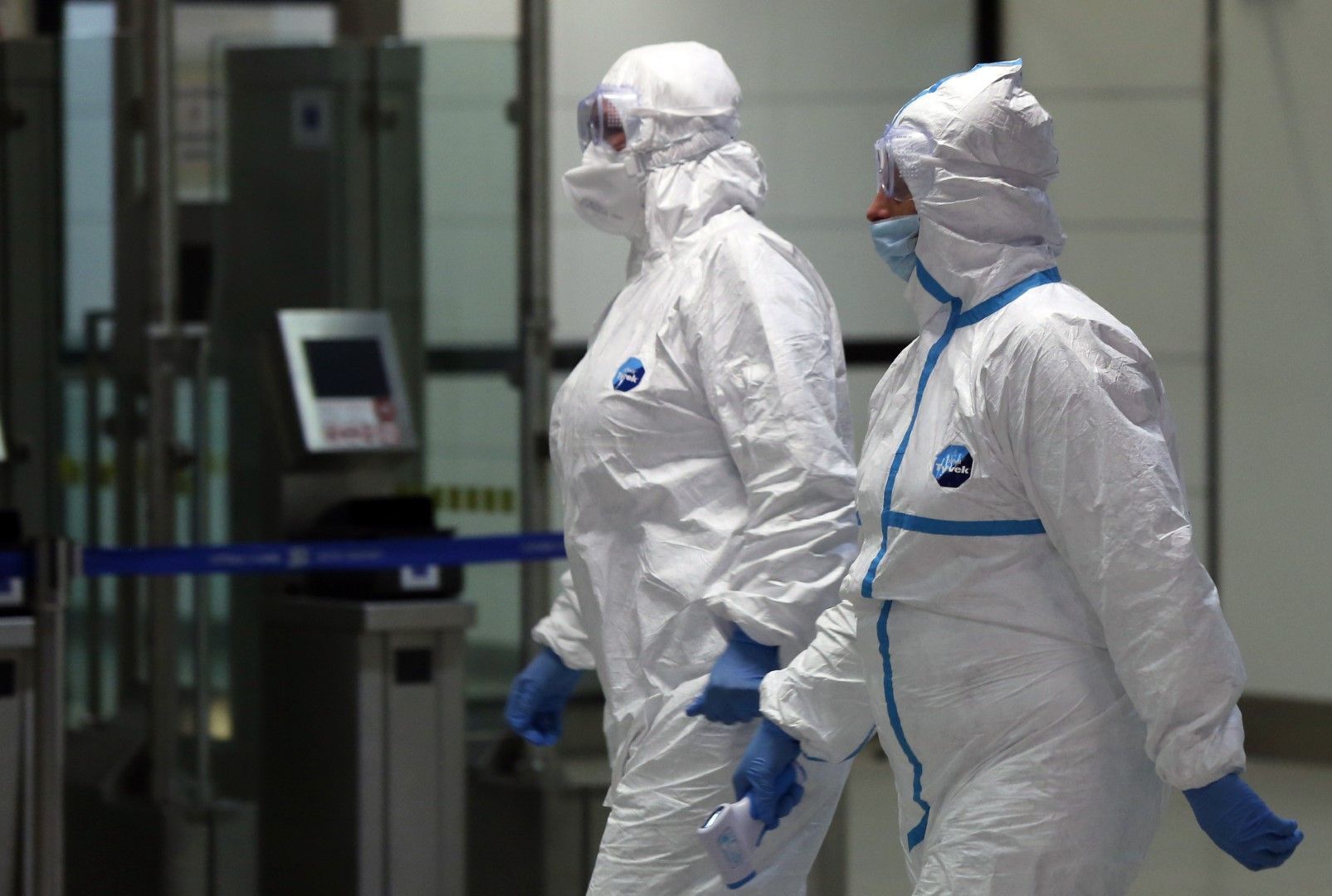  На Терминал 2 служители на "Гранична полиция", Летище "София" и екипи на ВМА проиграха ситуация с намиране на заразени с коронавирус в България, 25 февруари