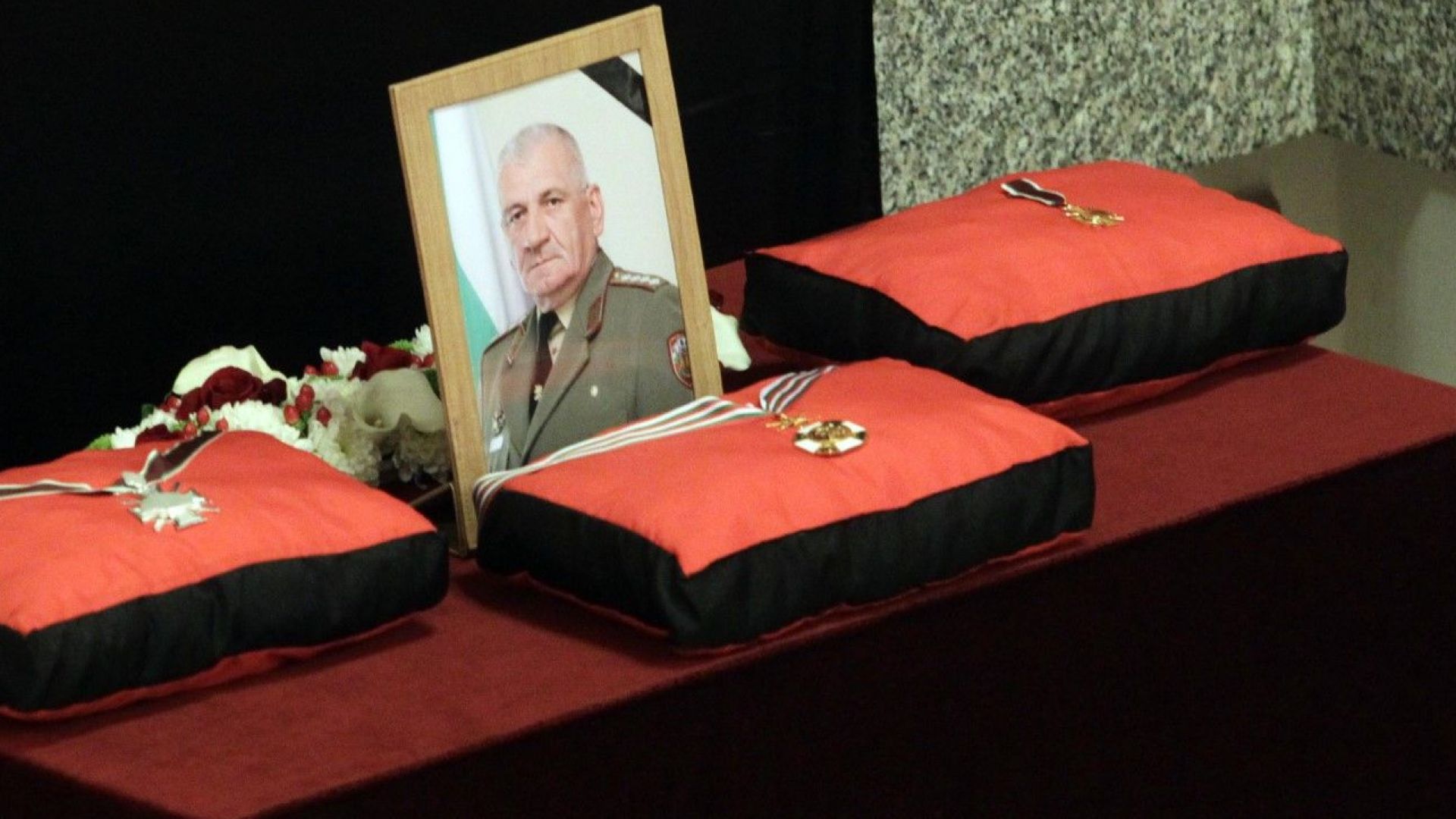 С националния химн започна поклонението пред тленните останки на началника