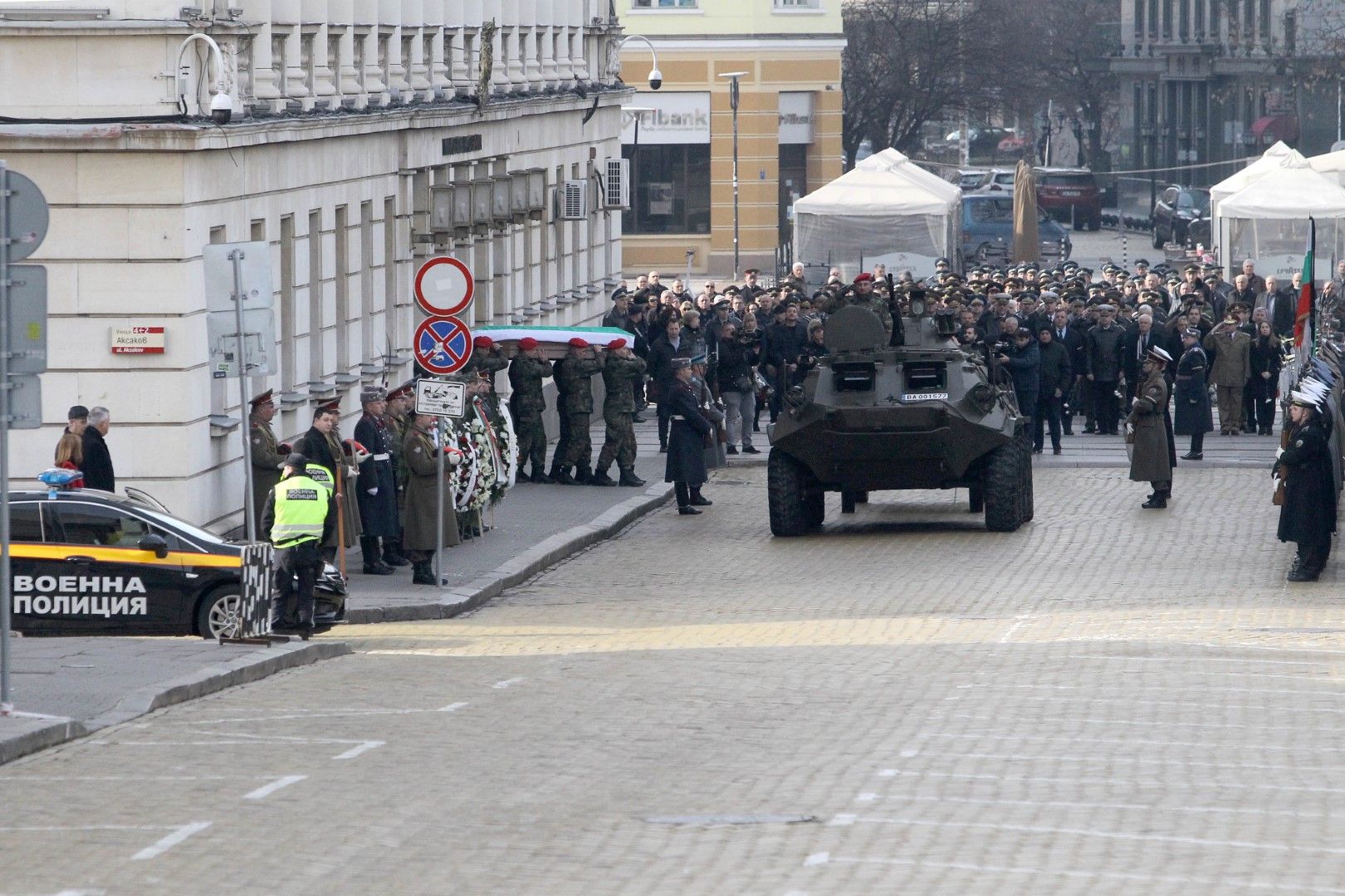 Траурната процесия в знак на почит към началника на отбраната генерал Андрей Боцев тръгна от централния вход на Министерството на отбраната и продължи до Централния военен клуб