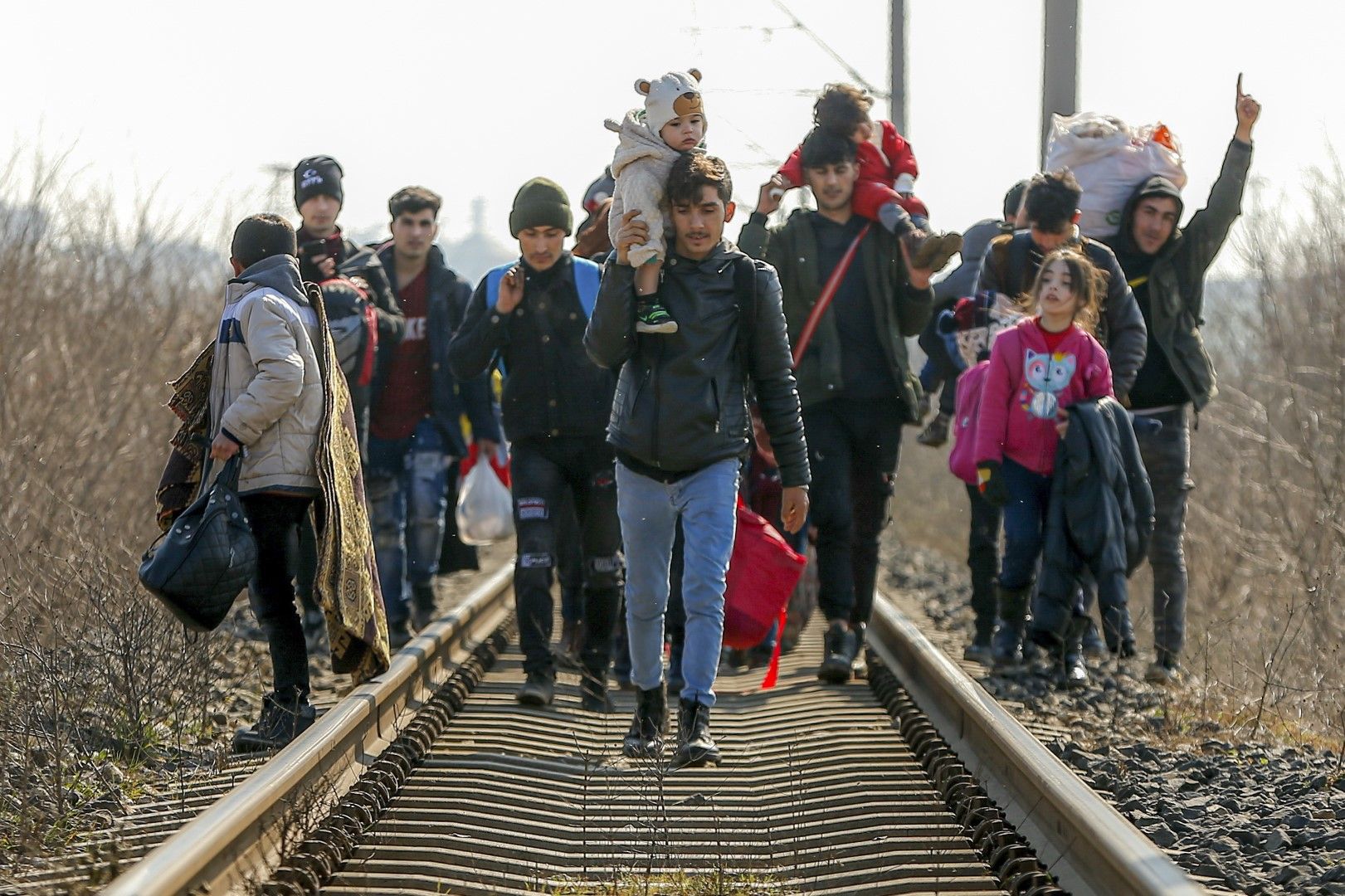 Мигранти вървят към гръцката граница, недалеч от Пазаркуле, 1 март