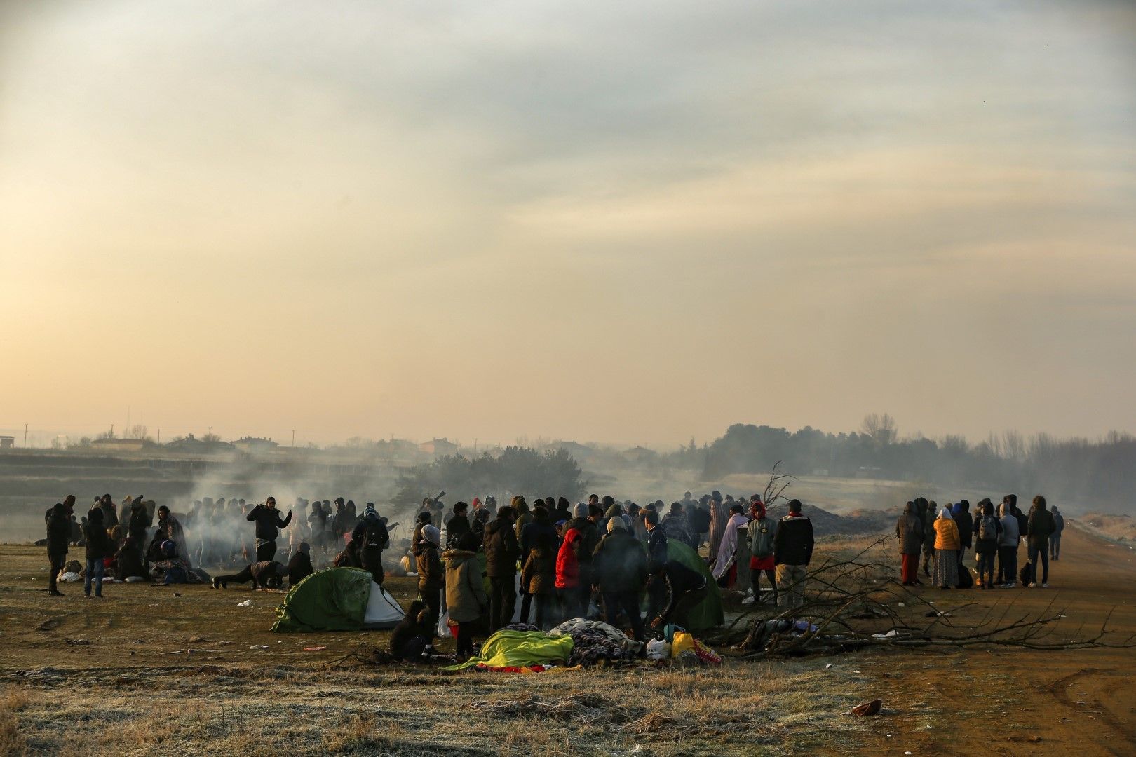 Мигранти се събират край река Марица, недалеч от Пазаркуле, 1 март