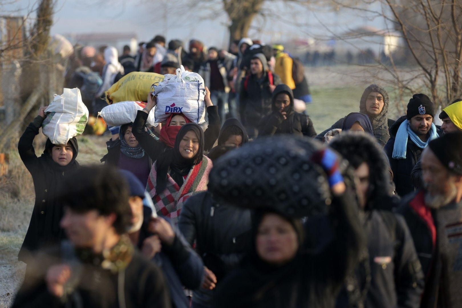 Мигранти се насочват към граничния пункт Пазаркуле на границата между Турция и Гърция, 1 март