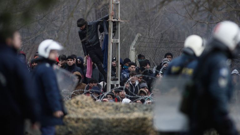 Четирима бежанци, задържани в Северозападна Турция, обявиха днес, че били
