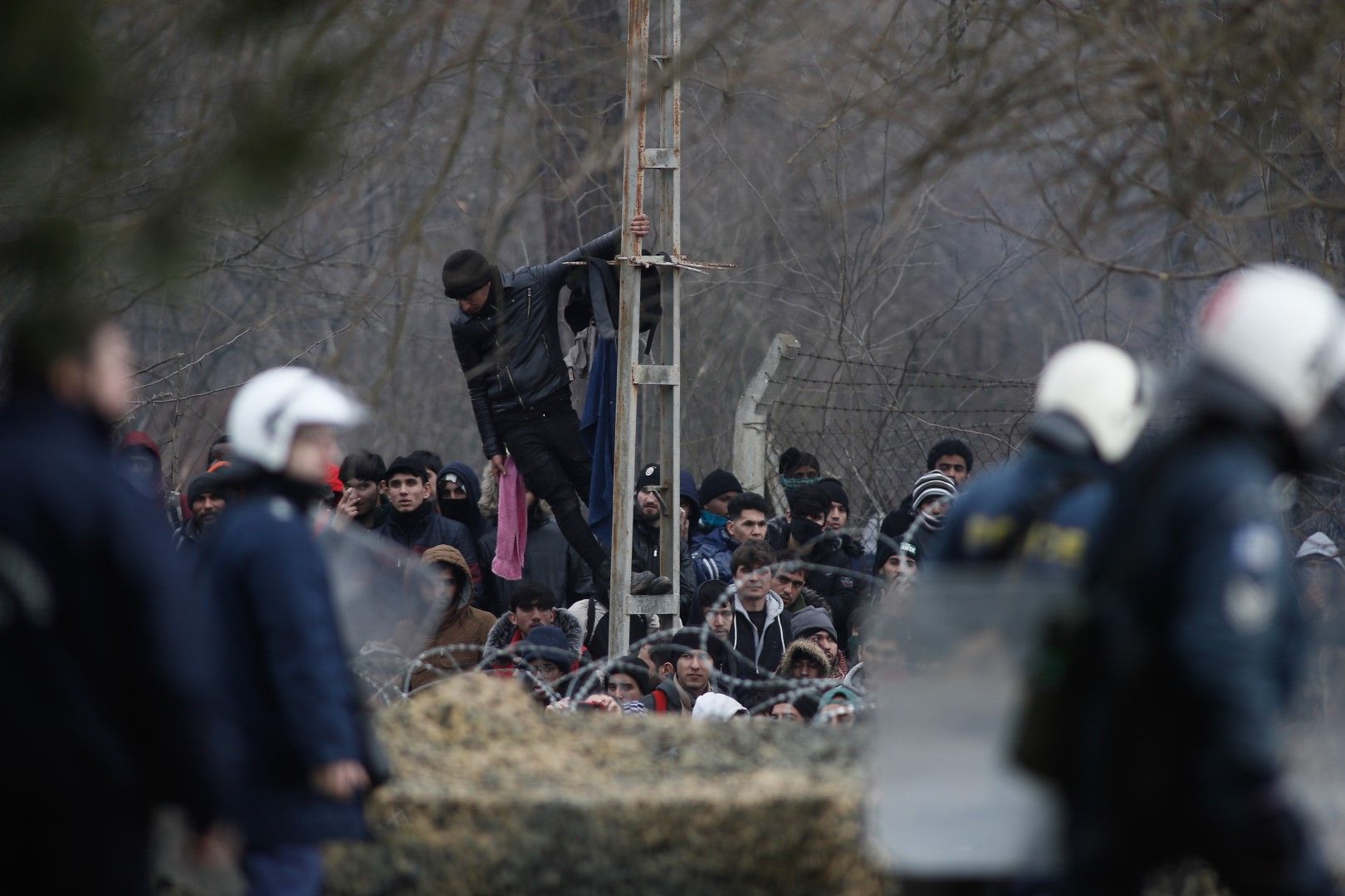 Гръцки полицаи за борба с безредиците стоят на границата между Турция и Гърция (Пазаркуле/Кастаниес), за да предотвратят нелегалното й преминаване от събралите се мигранти, 29 февруари