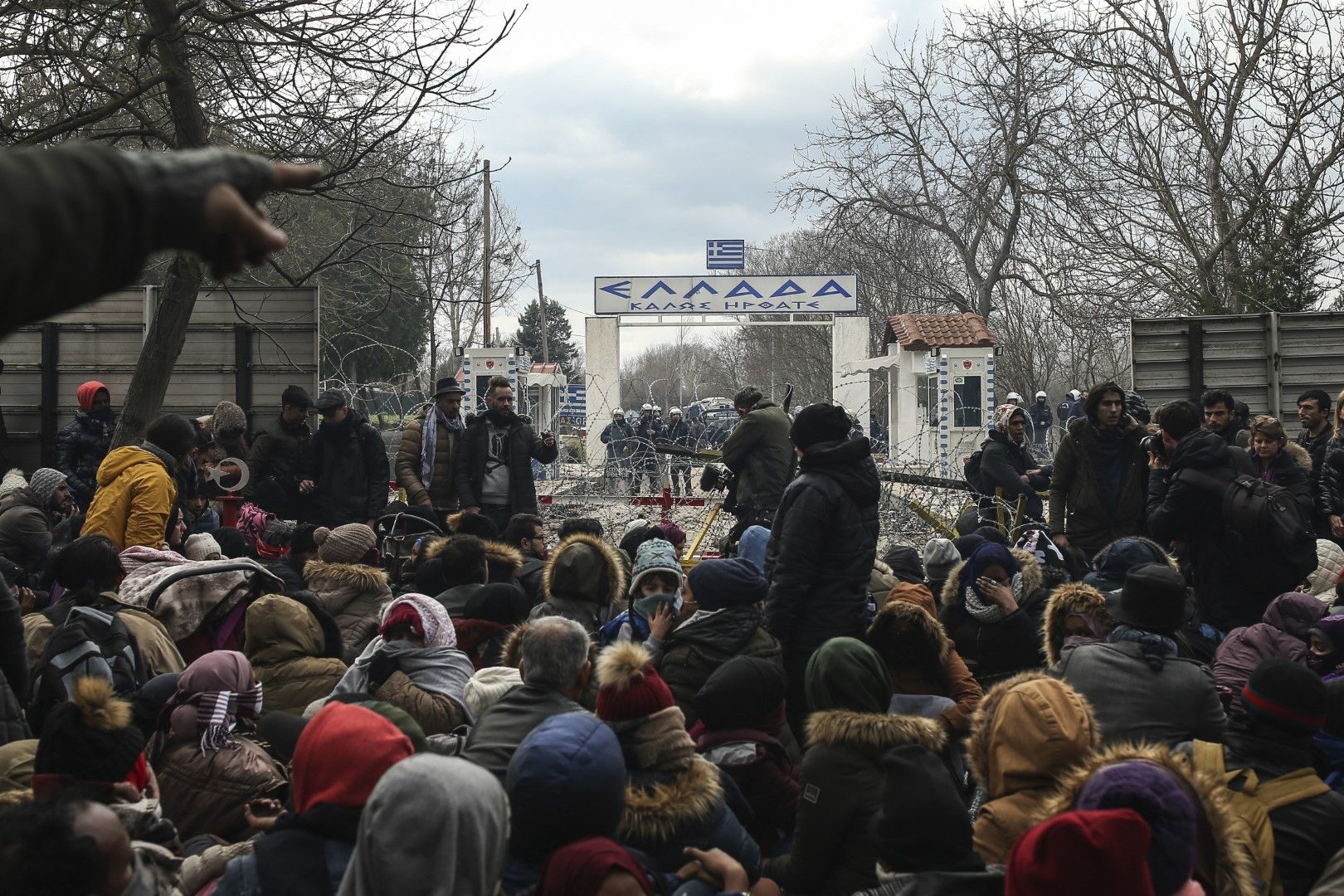 Мигранти са се събрали пред граничния пункт Турция и Гърция (Пазаркуле/Кастаниес), срещу тях са полицаи за борба с безредиците, 29 февруари