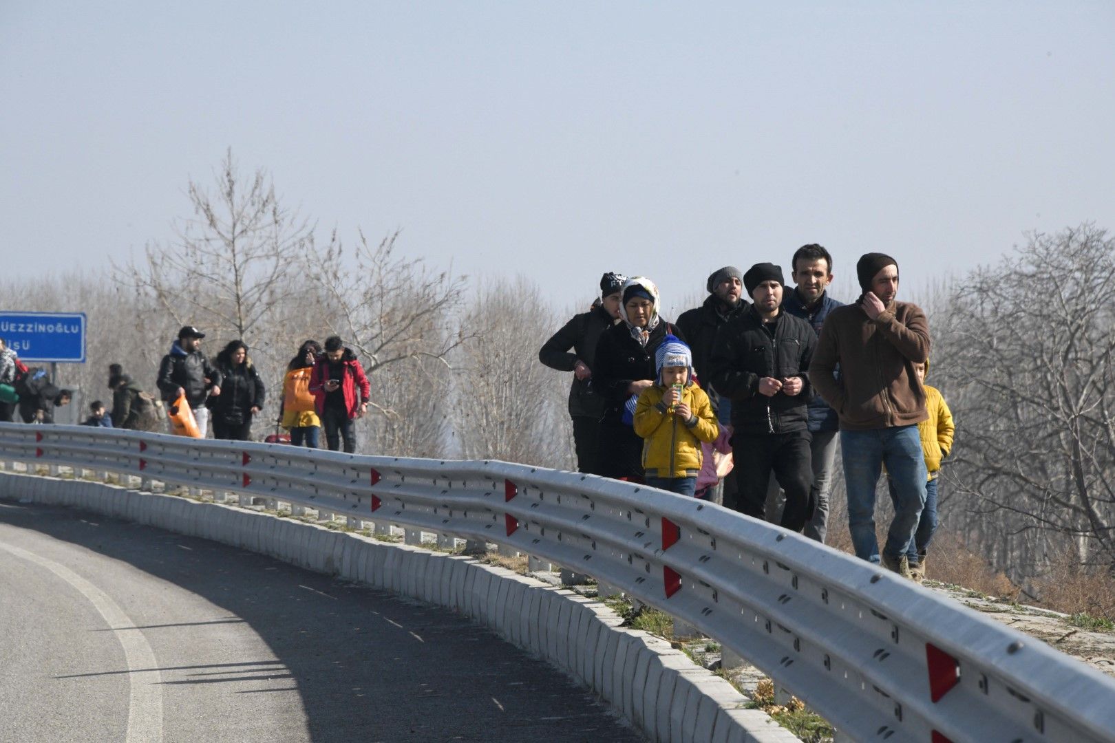 Мигранти и бежанци вървят в посока към гръцката граница, недалеч от Одрин