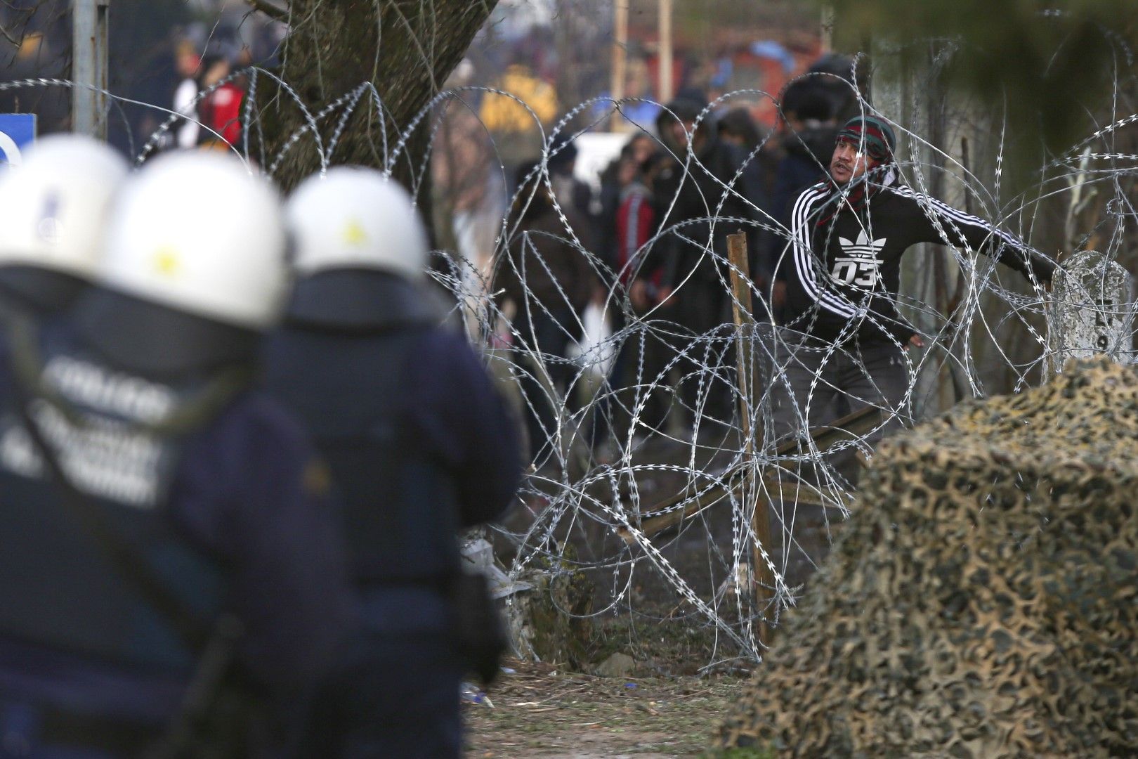 Сблъсъци между гръцката полиция и мигранти на турско-гръцката граница, 1 март