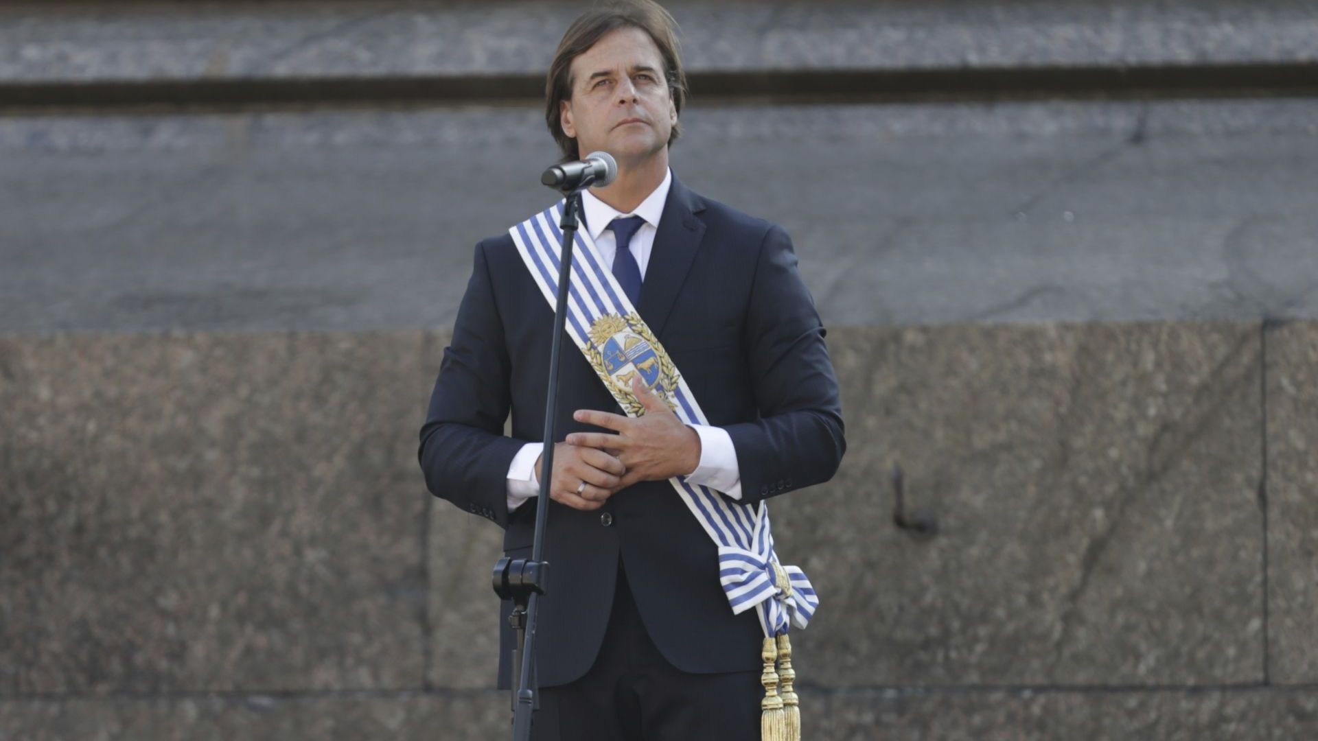 Дясноцентристът Луис Лакайе Поу встъпи в длъжност като президент на