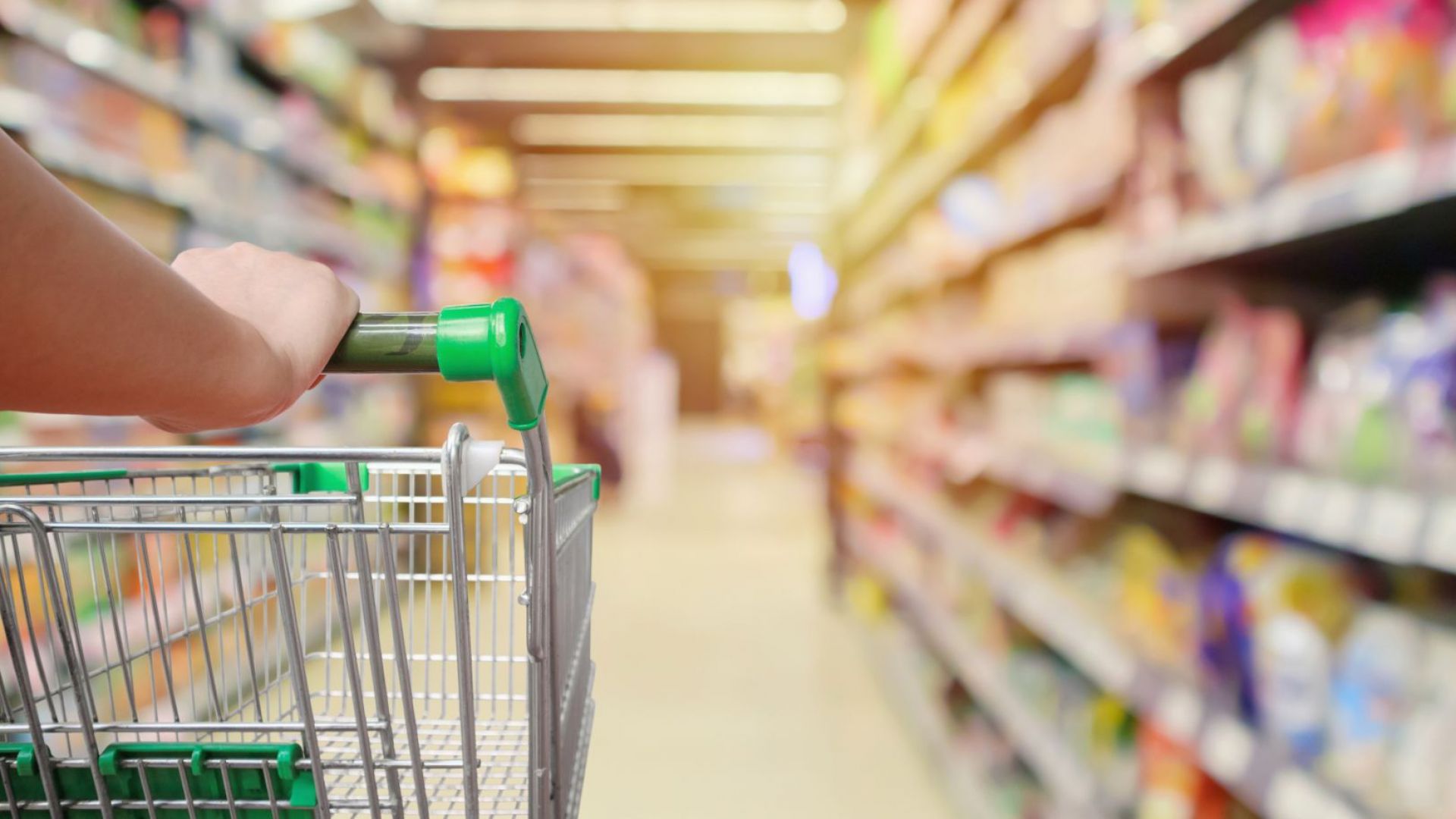 Голяма немска верига супермаркети ограничава работното си време, за да намали разходите за ток