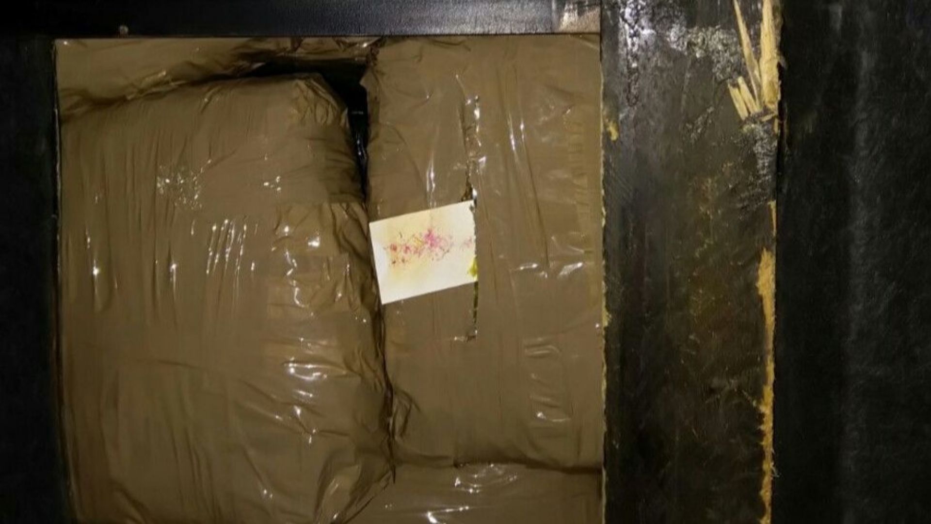 Близо 35 килограма марихуана са били открити в сръбски тир