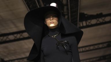 Givenchy залага на твърдостта и на нежността на съвременната жена