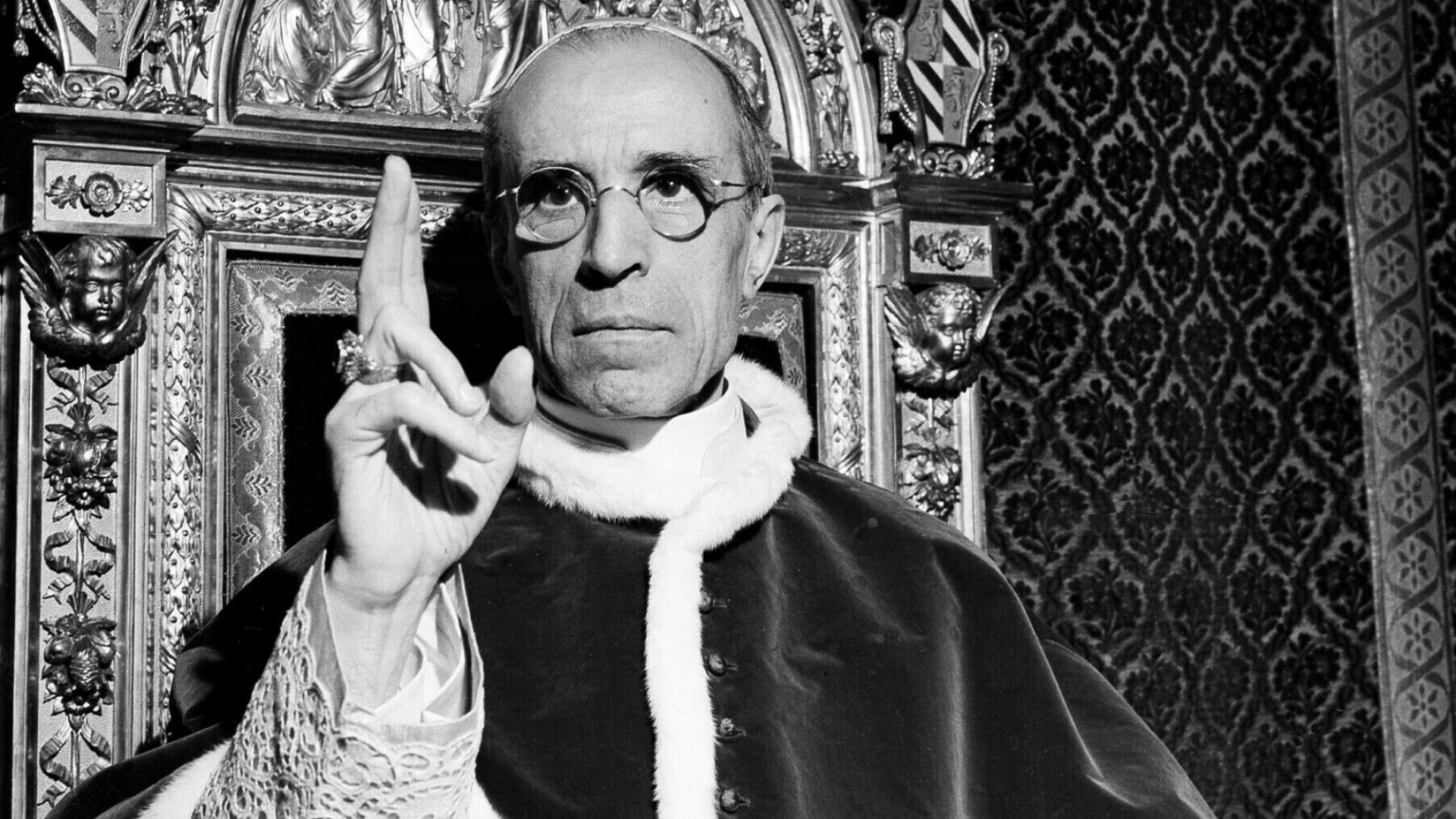 Разкриха архивите за папата от времето на Втората световна война (снимки)