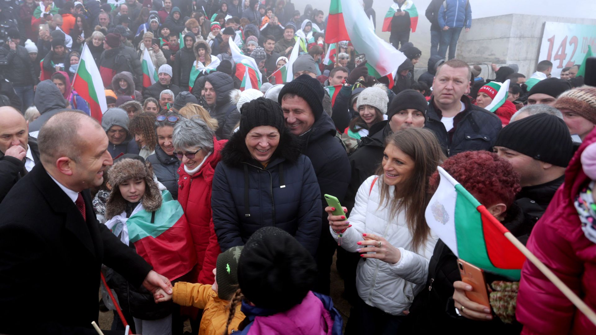 Хиляди българи без страх от коронавируса изкачиха връх Шипка за празника (Снимки)