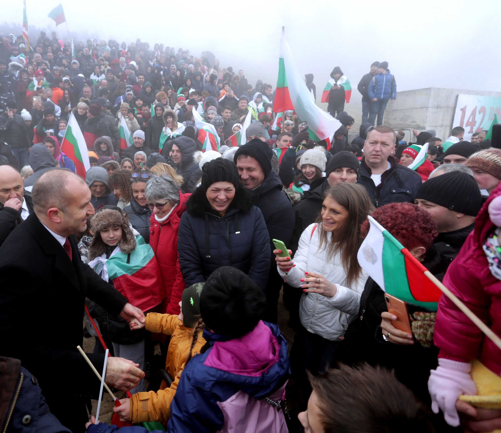 Хиляди българи без *страх от коронавируса* изкачиха връх Шипка