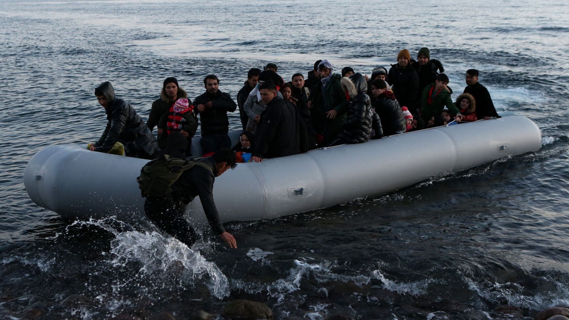 Гръцката брегова охрана се опитва да спука лодка с мигранти