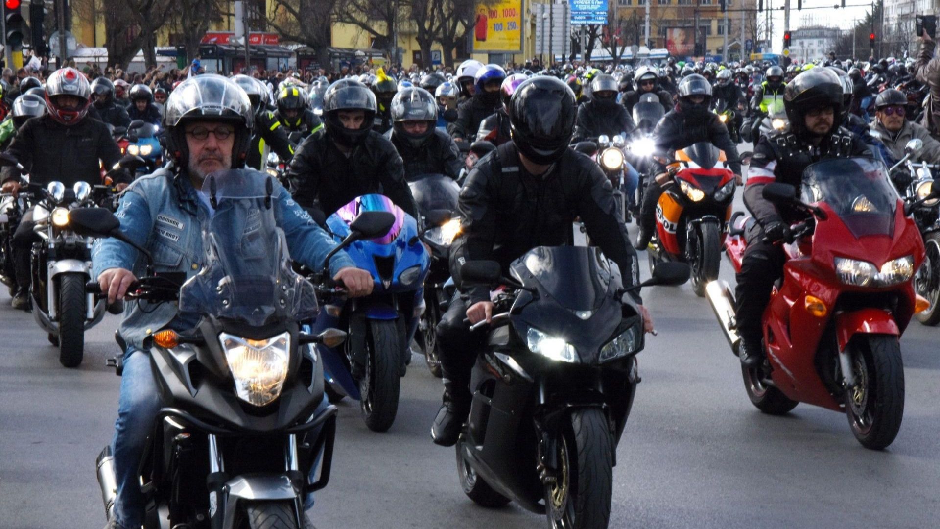 Мотоциклетистите от мото клуб Диви деца подготвят дарение за учениците