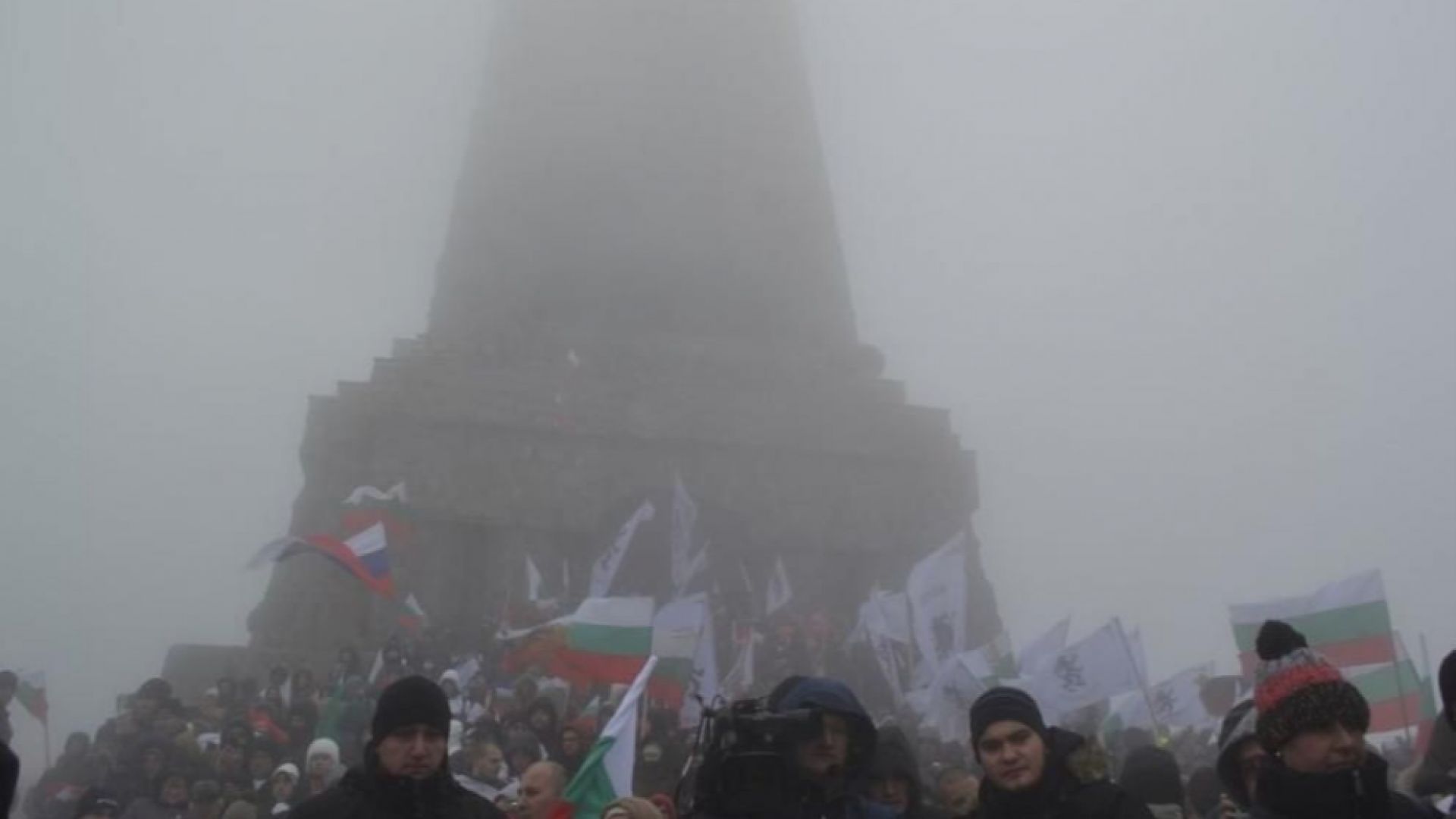 Президентът Румен Радев бе освиркан от група граждани на паметника