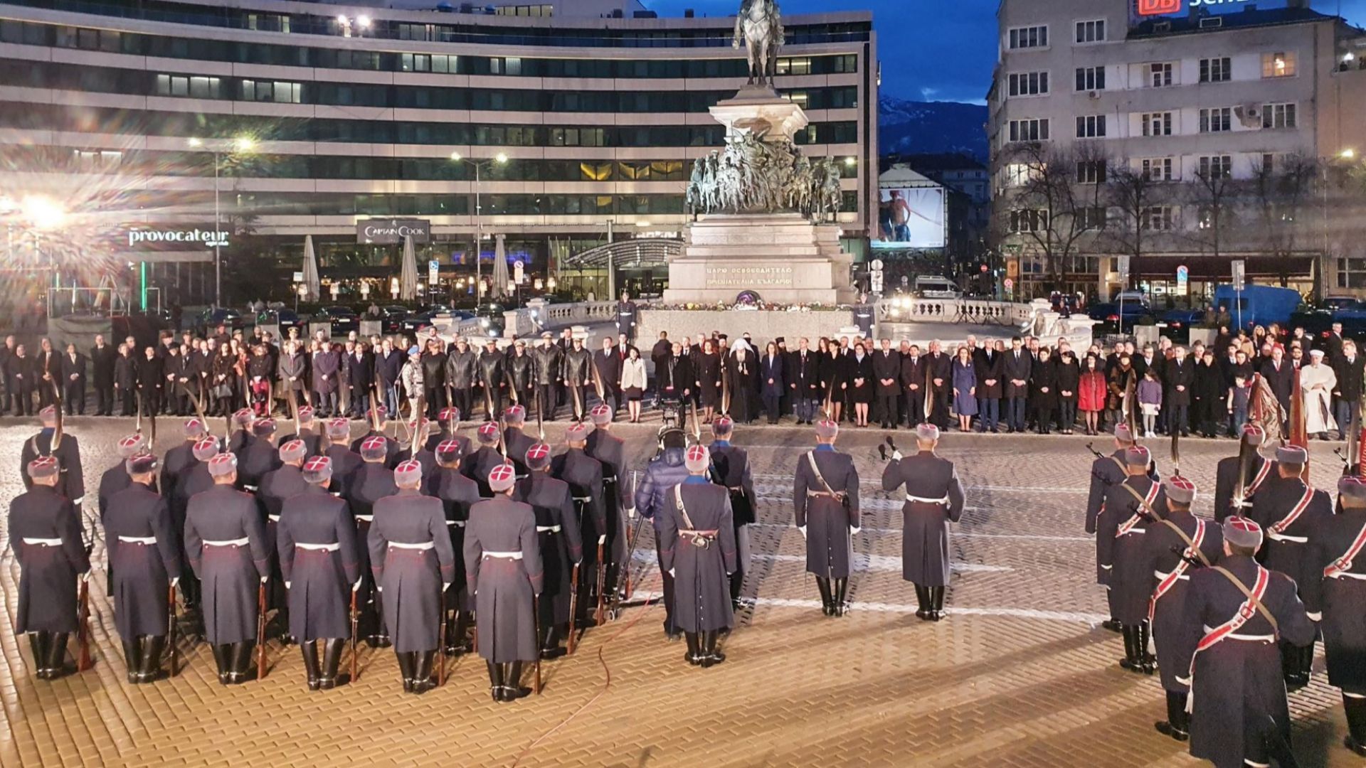 В днешните тревожни времена когато се прегазват граници когато оръжията