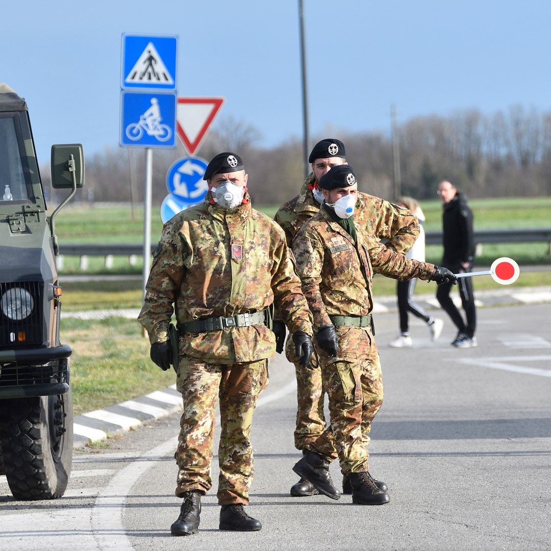Италиански военни отбиват движението пред град в карантина