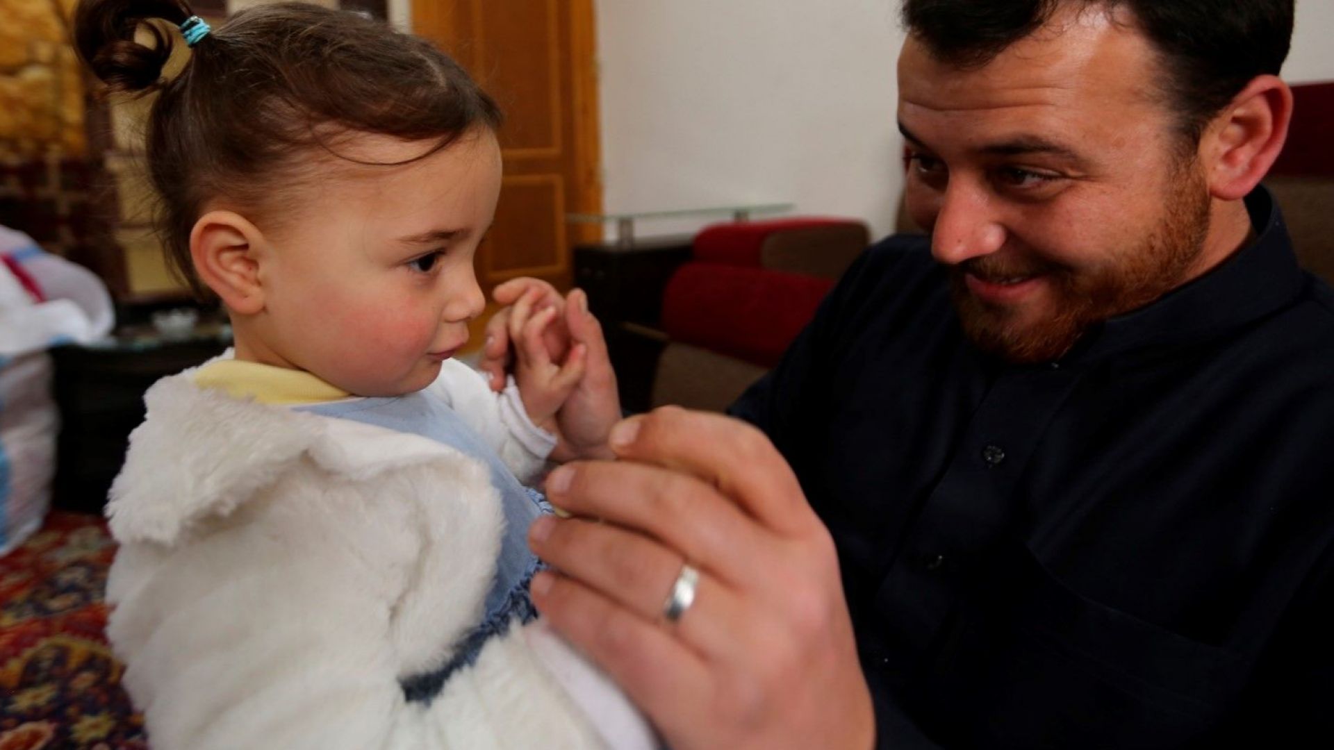 Тригодишната Салва чийто баща я научи да се смее на