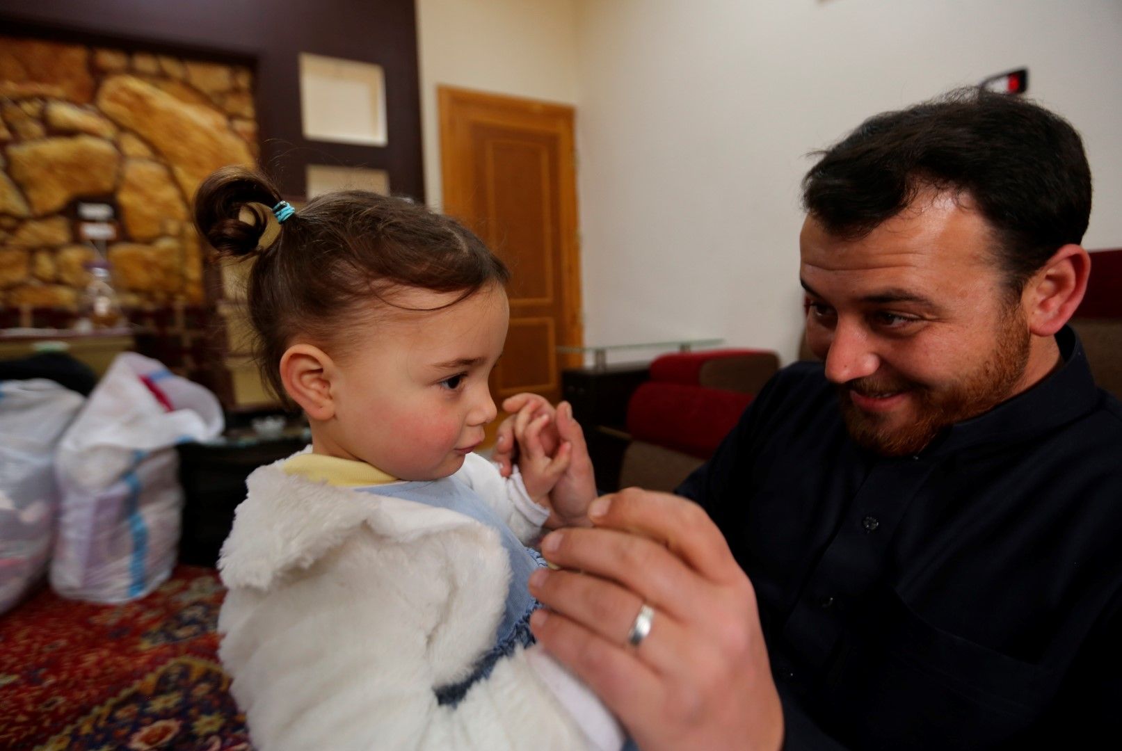 Салва със своя баща вече е в турски бежански лагер
