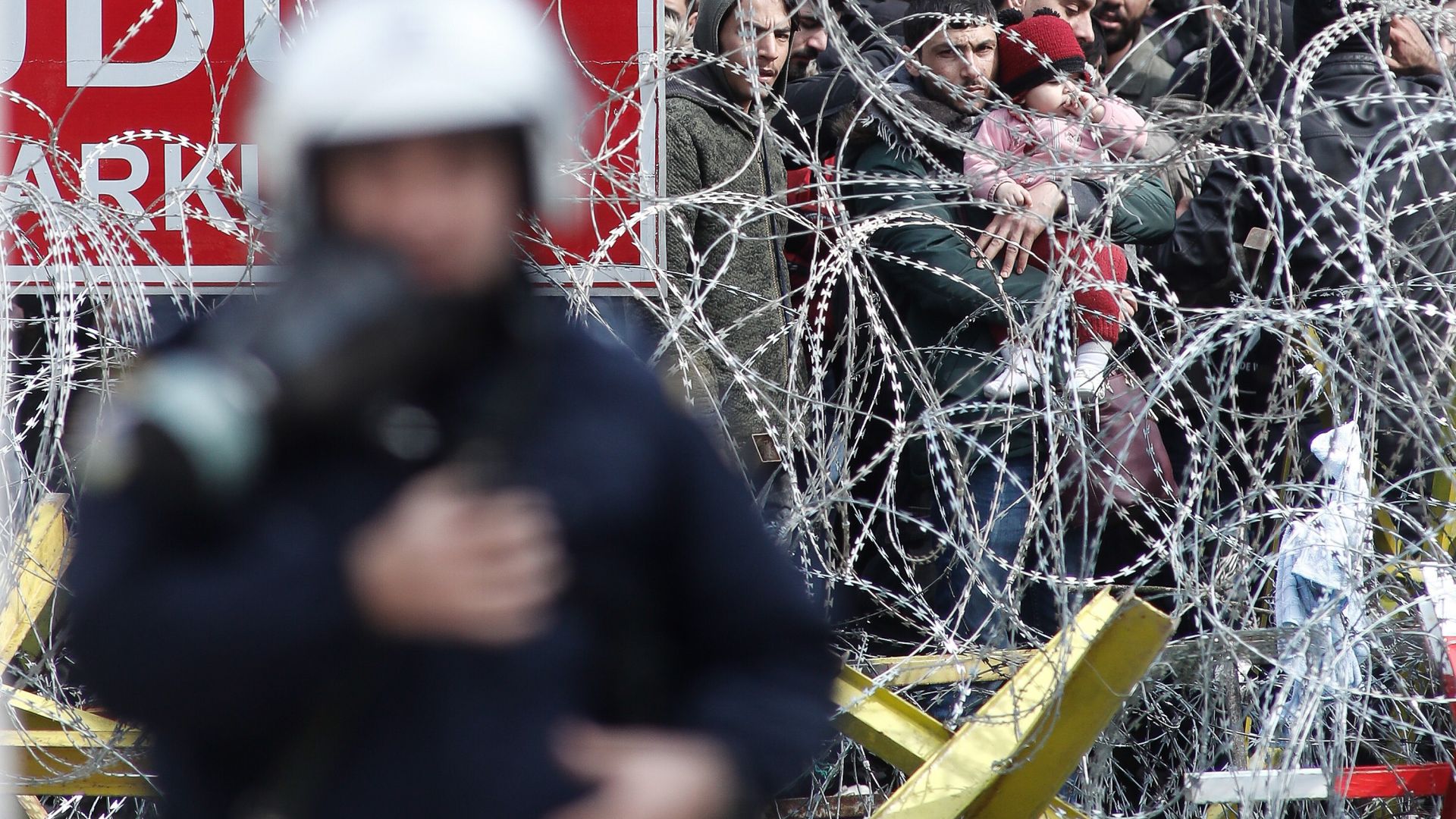 Ескалира напрежението по границата между Гърция и Турция (снимки и видео)