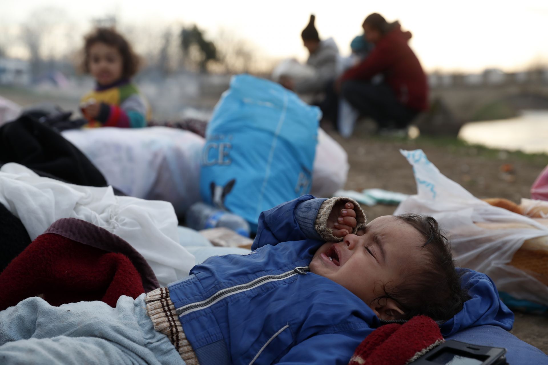 Бебе на мигранти плаче до река в Одрин, близо до турско-гръцката граница в сряда