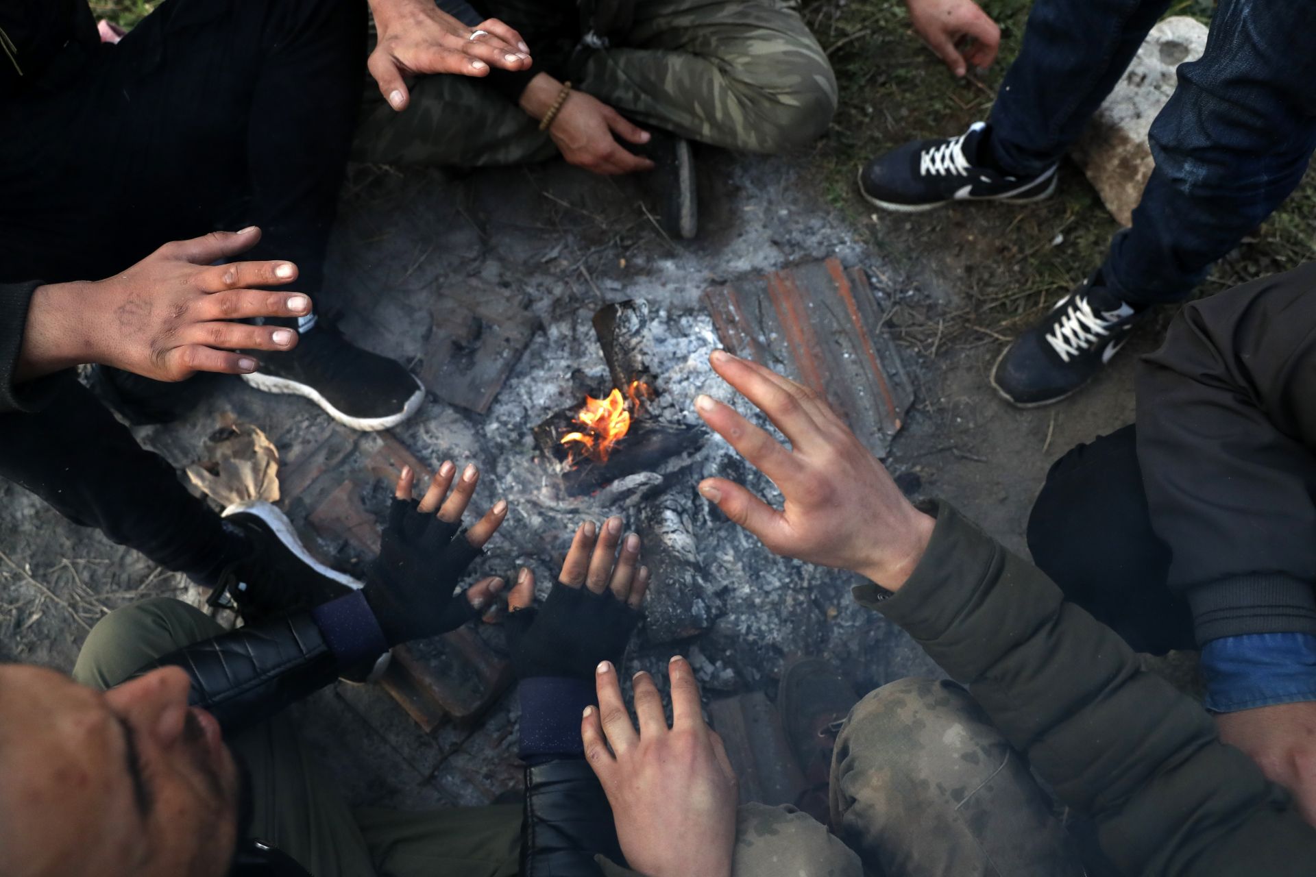 Мигрантите седят около огън, докато се опитват да се стоплят в Одрин