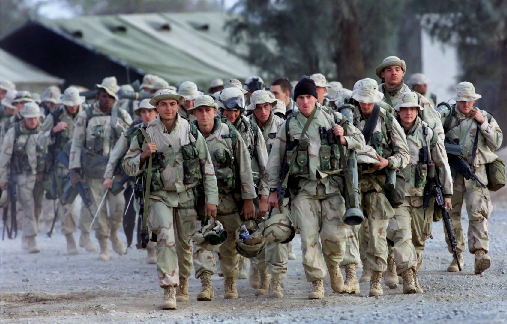 Американски войници в пълно бойно снаряжение пристигат на летището в Кандахар, Афганистан, 31 декември 2001 г.