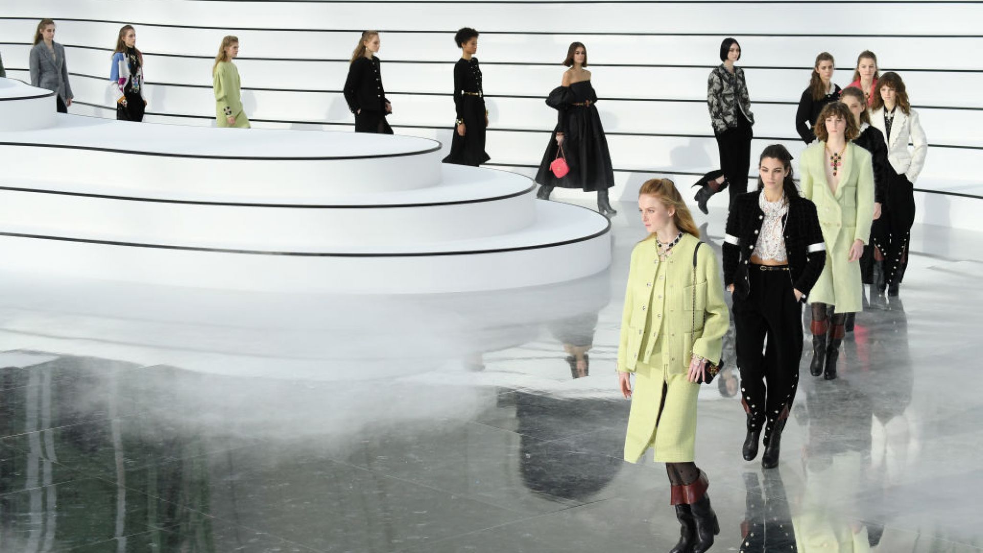 Завръщането на модата на парижките модни подиуми 