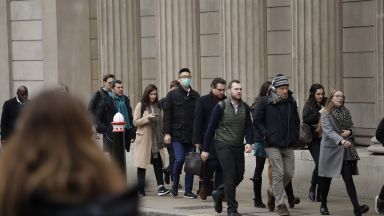 Великобритания обяви днес че от понеделник 14 декември скъсява периода