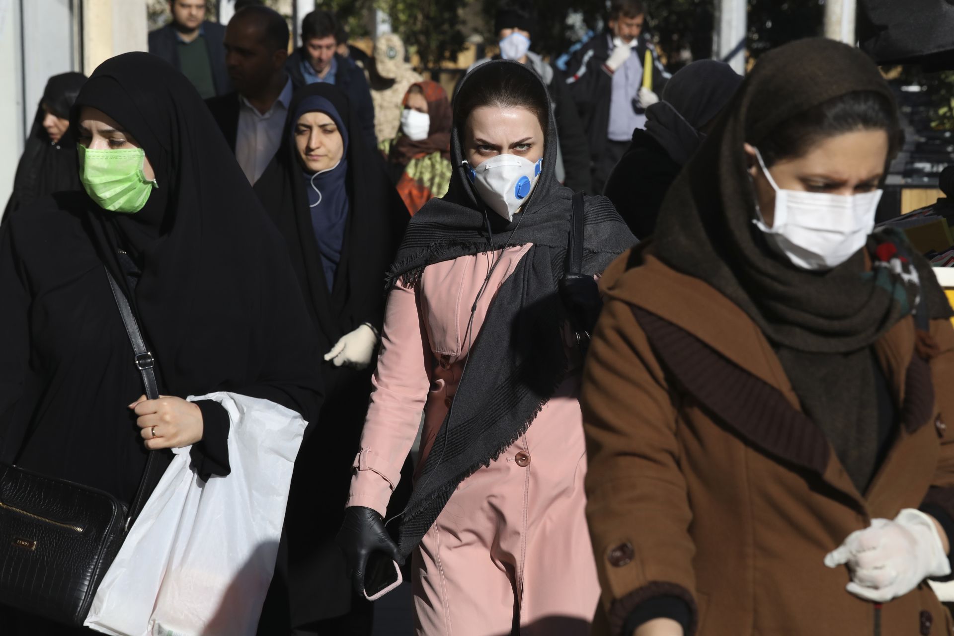 Хора със защитни маски по уличите в Техеран