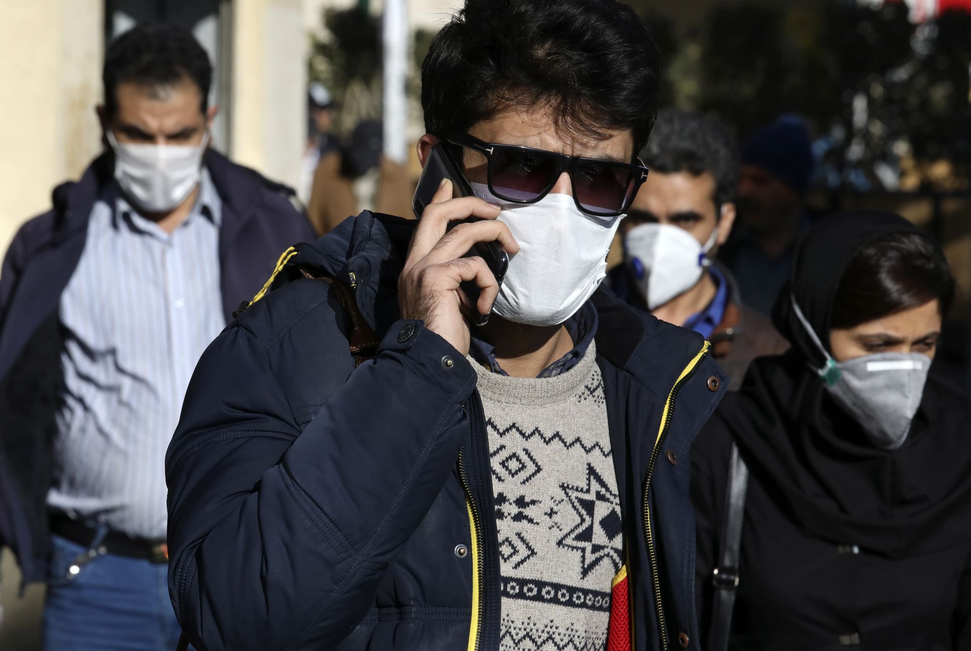 Хора със защитни маски по уличите в Техеран