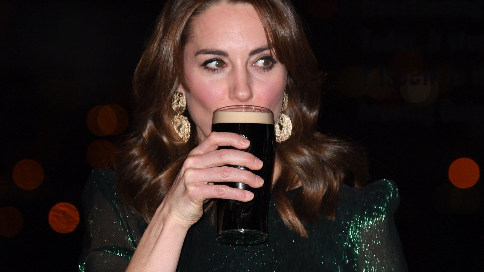Кейт Мидълтън уважи Ирландия с блестяща рокля и тъмна бира в ръка